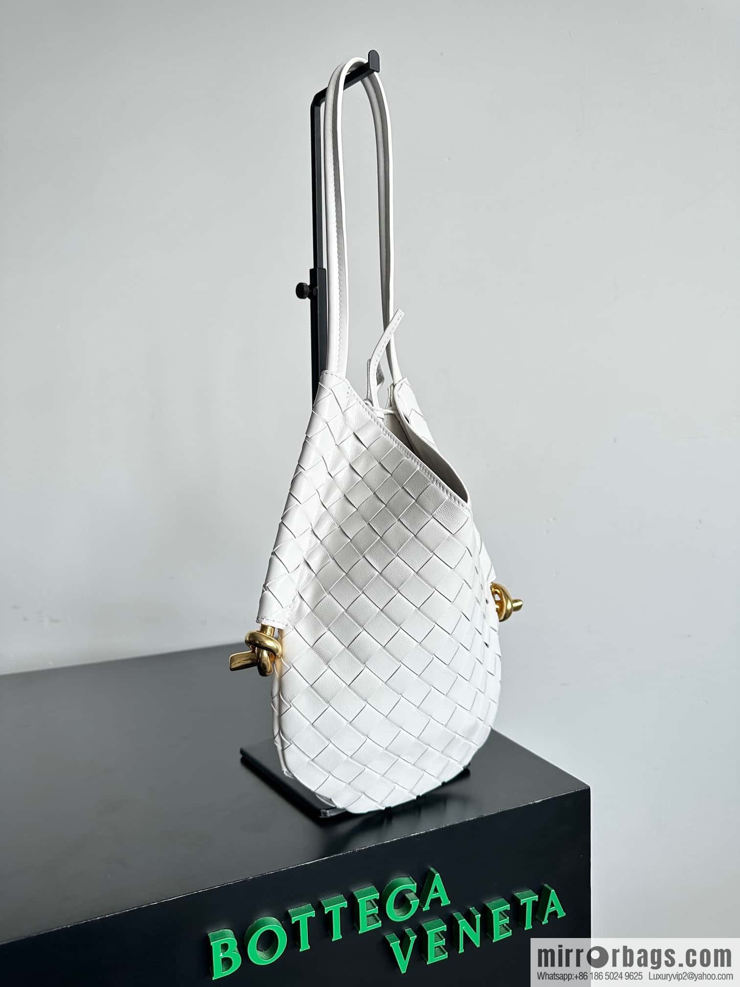 #BottegaVeneta, Yang Mi's latest bag of the same Solstice Shoulder Ba model number: 740898 small white