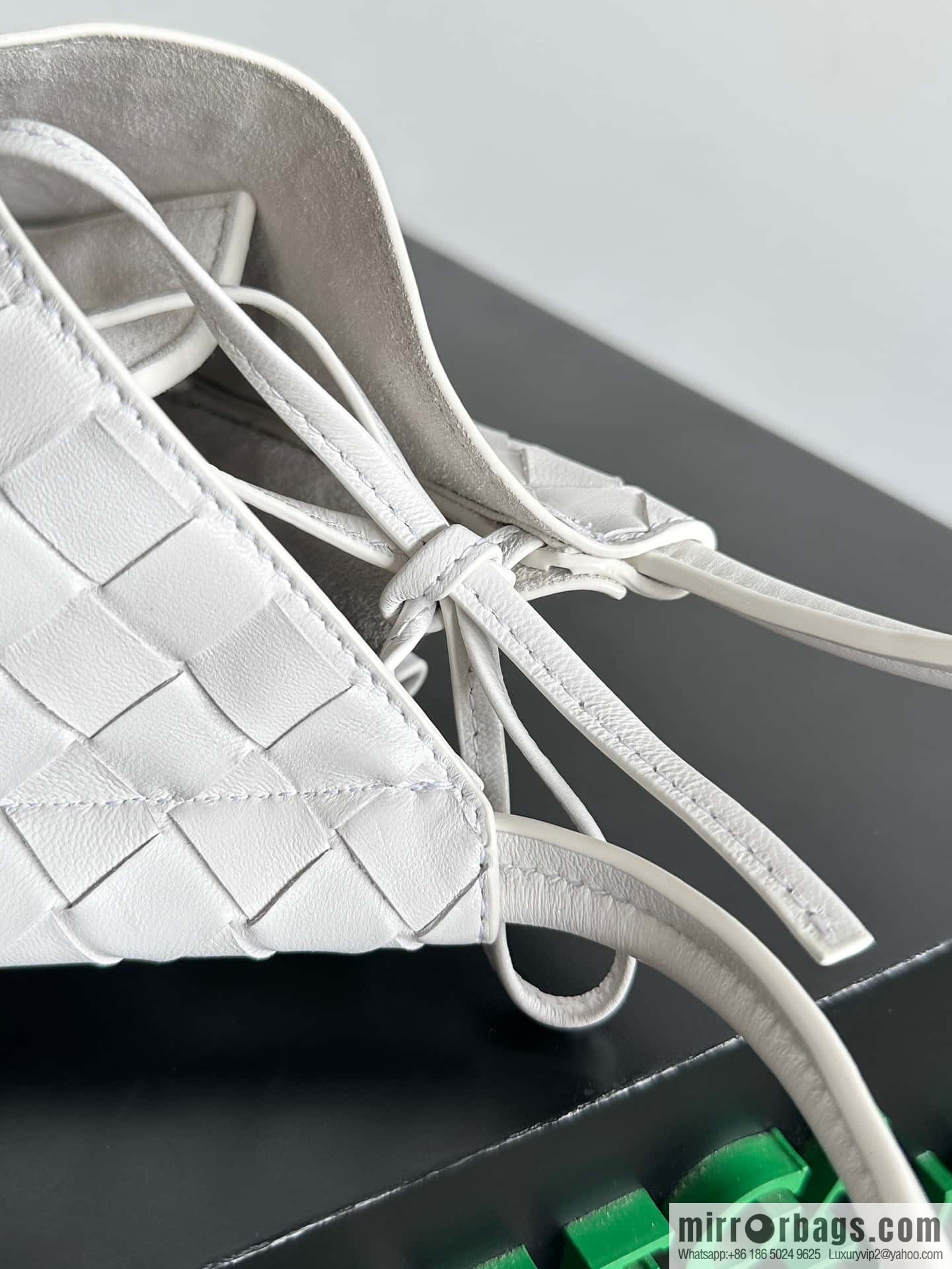 #BottegaVeneta, Yang Mi's latest bag of the same Solstice Shoulder Ba model number: 740898 small white