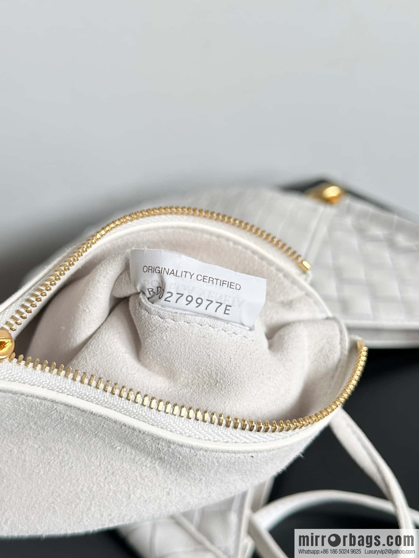 #BottegaVeneta, Yang Mi's latest bag of the same Solstice Shoulder Ba model number: 740898 small white