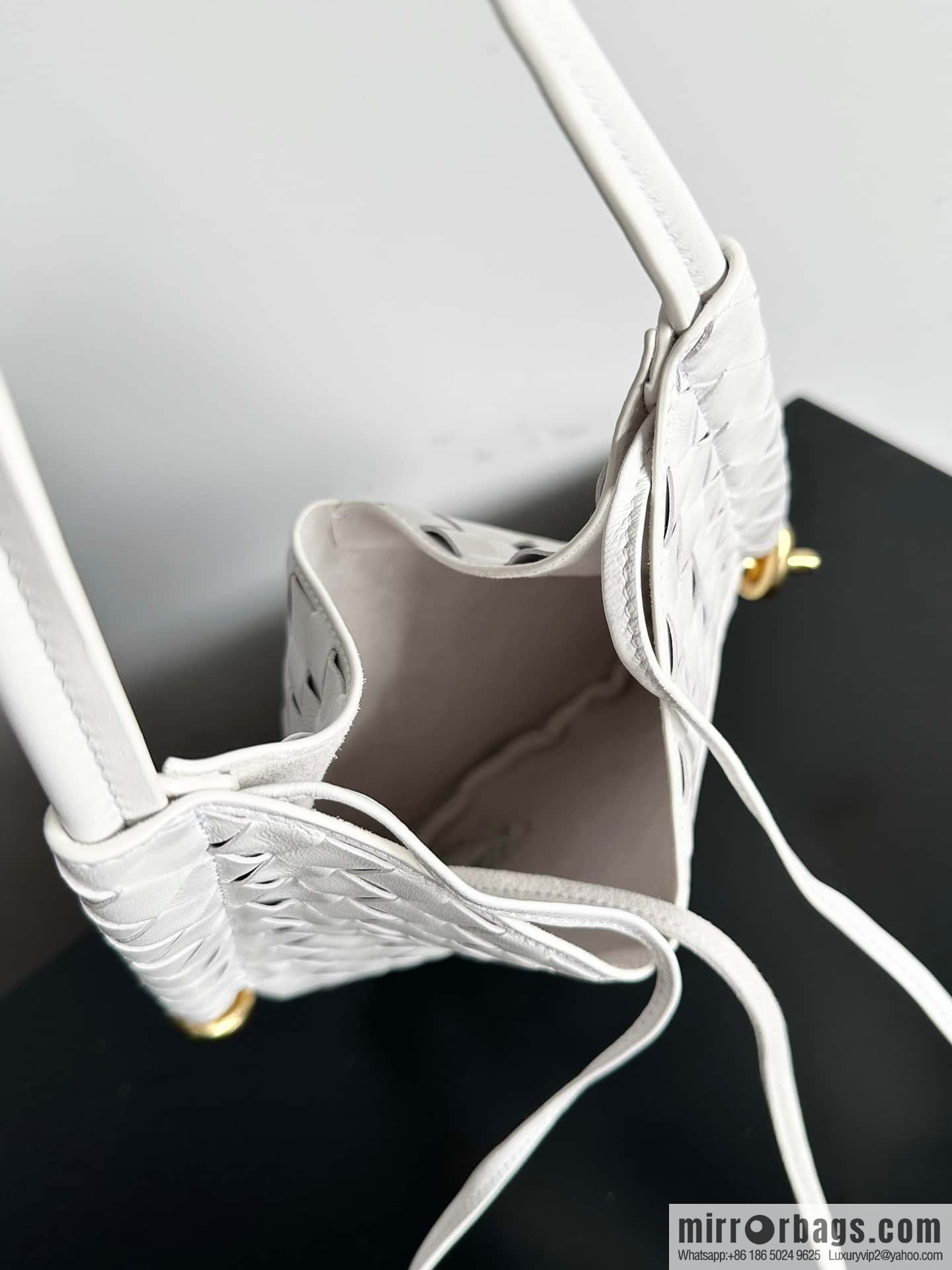 #BottegaVeneta, Yang Mi's latest bag of the same Solstice Shoulder Ba model number: 740898 small white