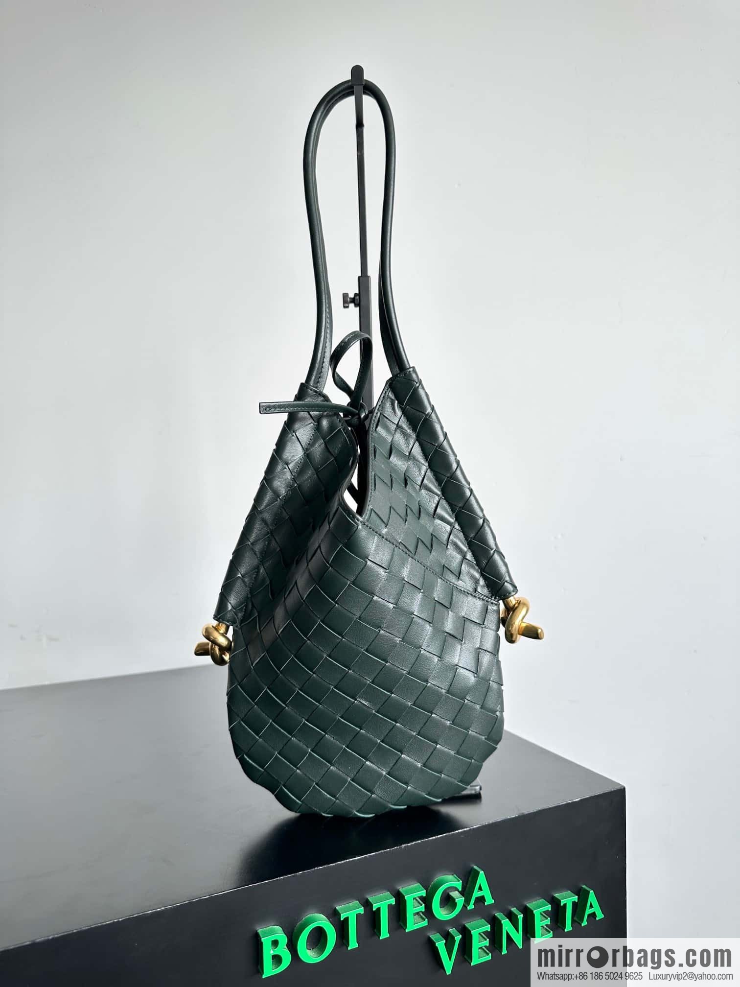 #BottegaVeneta, Yang Mi's latest bag of the same Solstice Shoulder Ba model number: 740898 small dark green