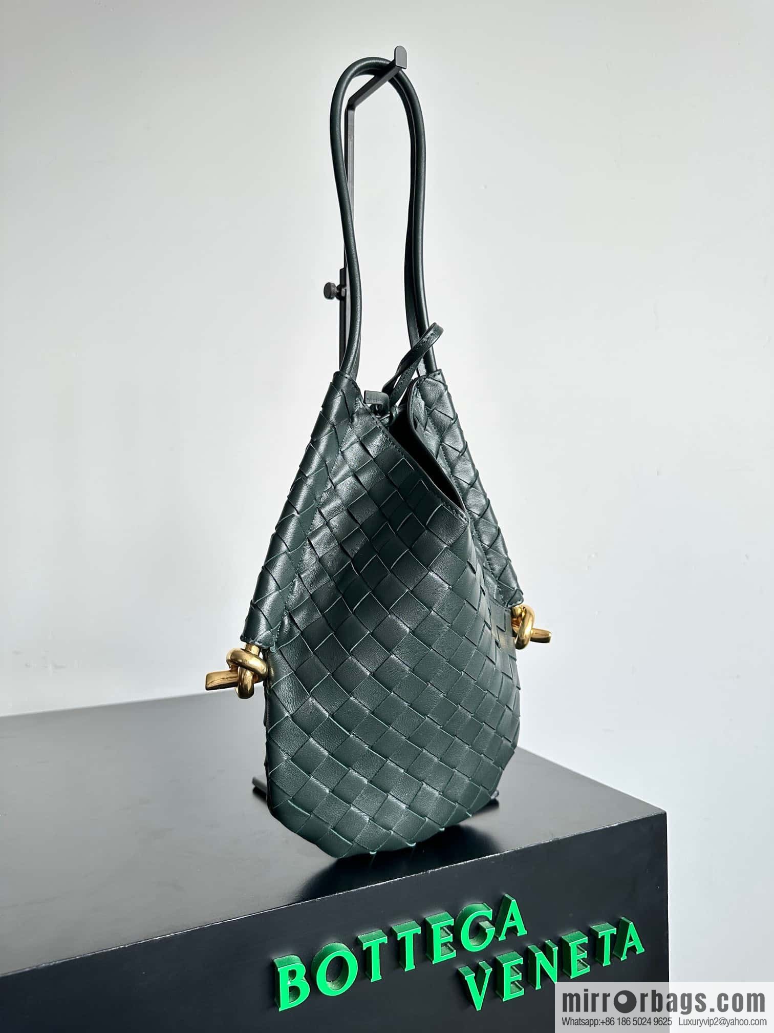 #BottegaVeneta, Yang Mi's latest bag of the same Solstice Shoulder Ba model number: 740898 small dark green