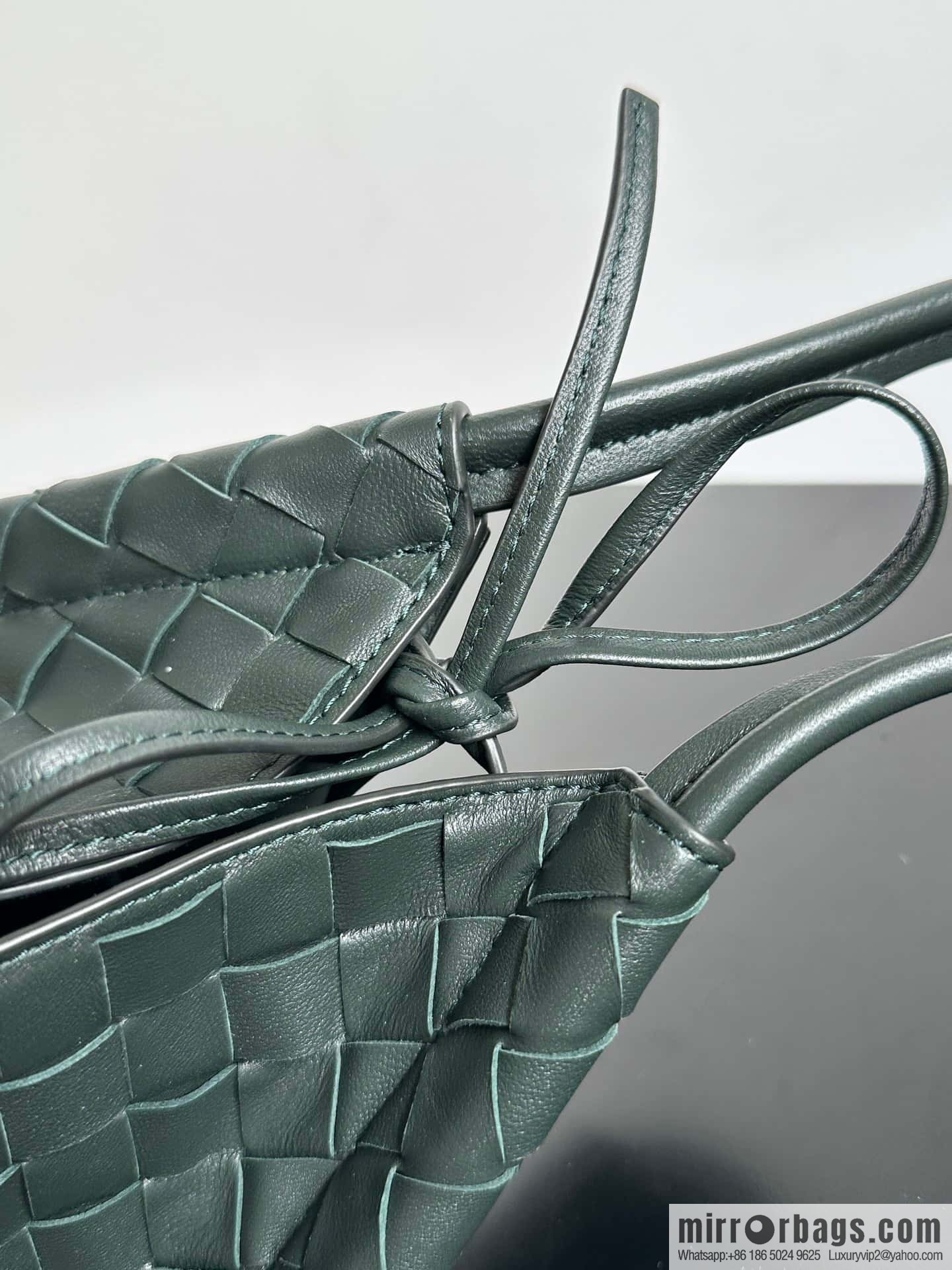 #BottegaVeneta, Yang Mi's latest bag of the same Solstice Shoulder Ba model number: 740898 small dark green