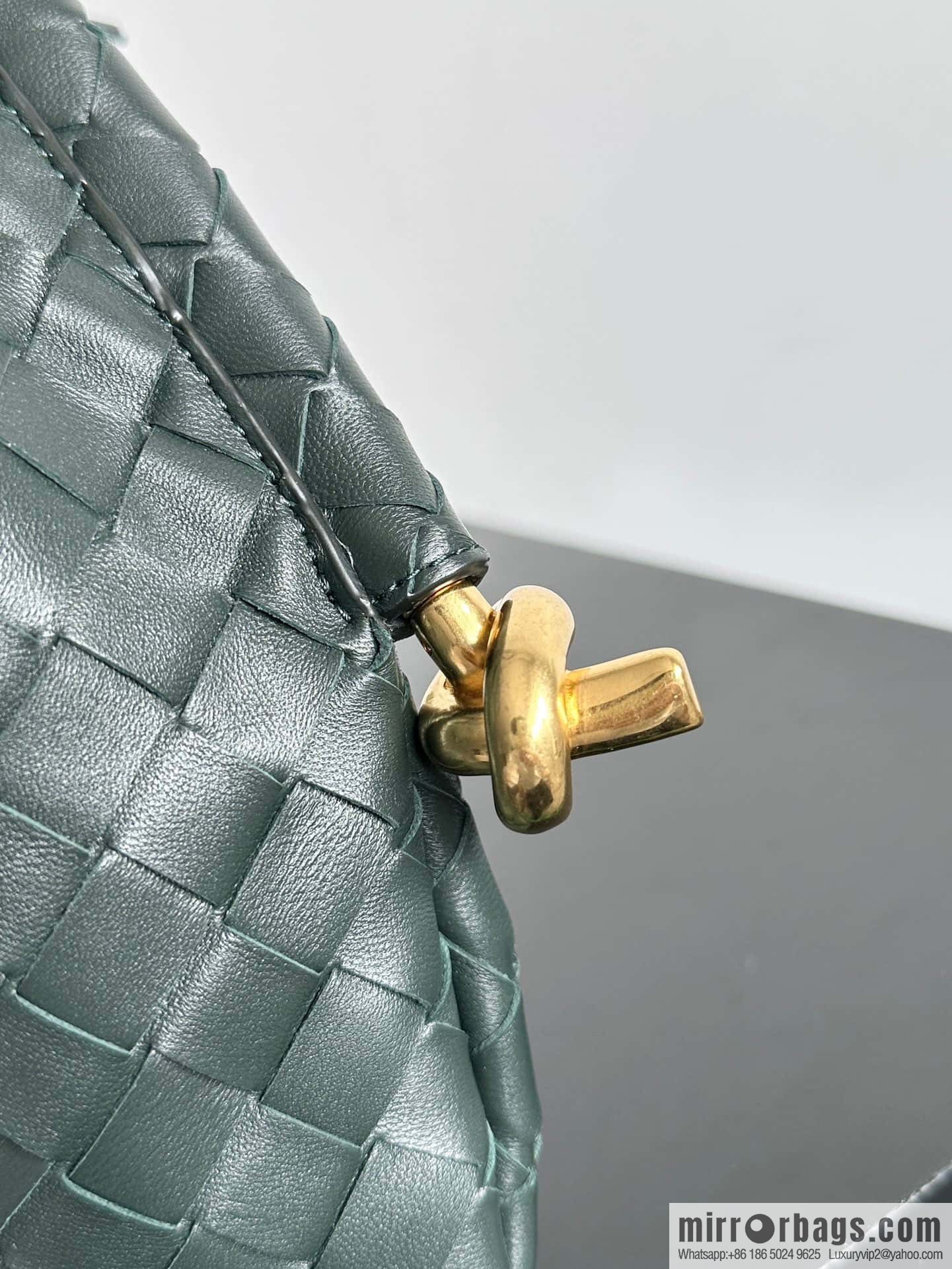 #BottegaVeneta, Yang Mi's latest bag of the same Solstice Shoulder Ba model number: 740898 small dark green