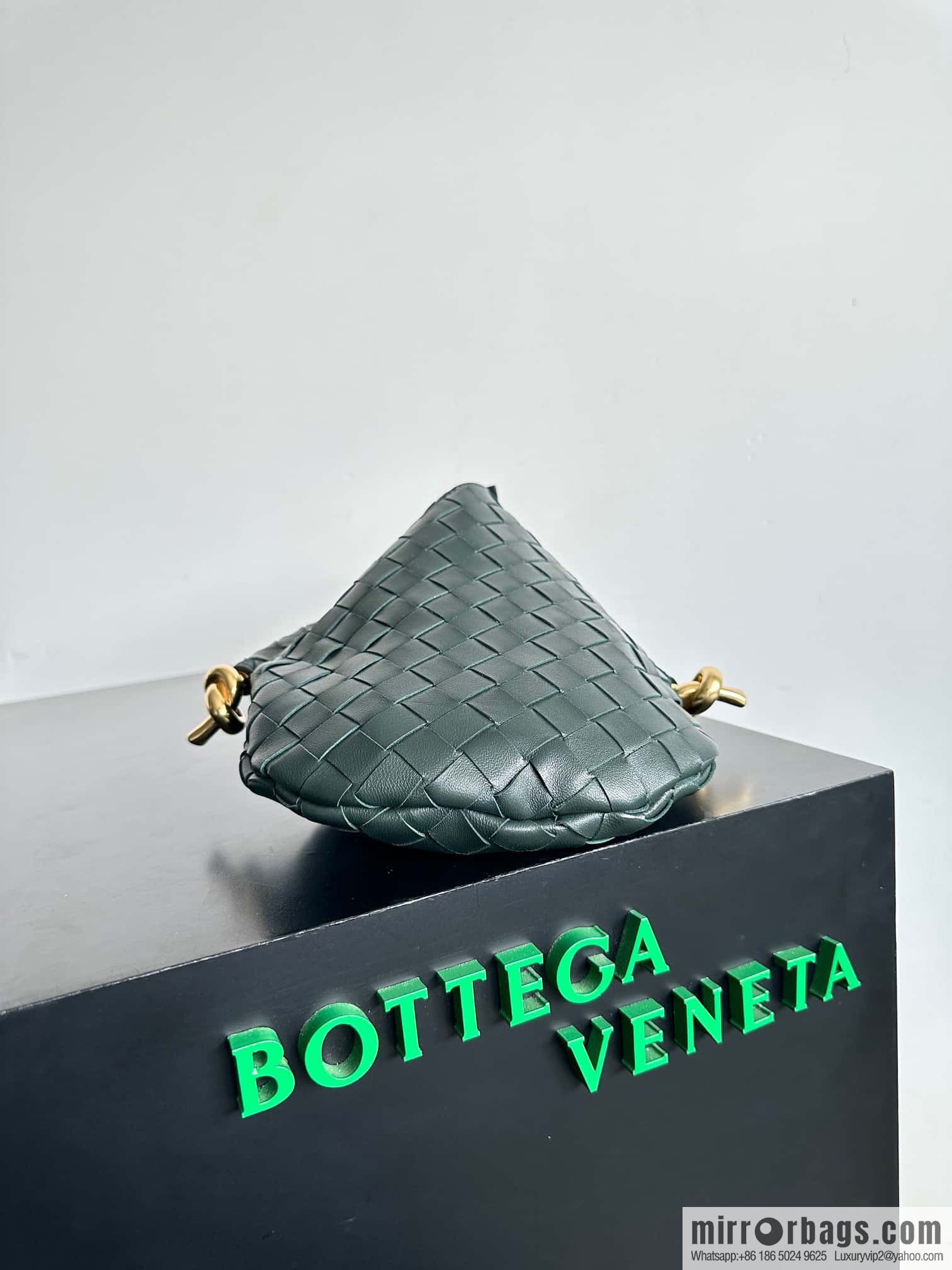 #BottegaVeneta, Yang Mi's latest bag of the same Solstice Shoulder Ba model number: 740898 small dark green