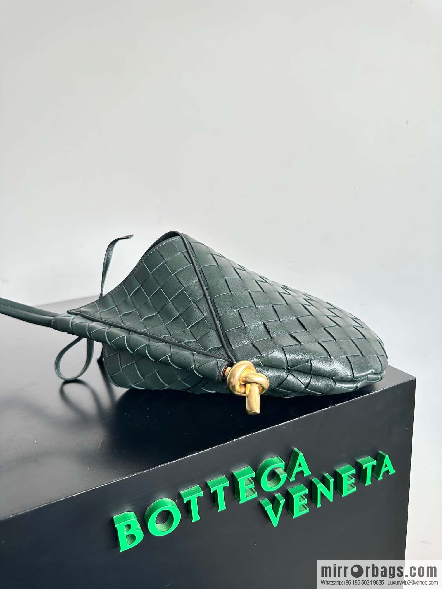 #BottegaVeneta, Yang Mi's latest bag of the same Solstice Shoulder Ba model number: 740898 small dark green