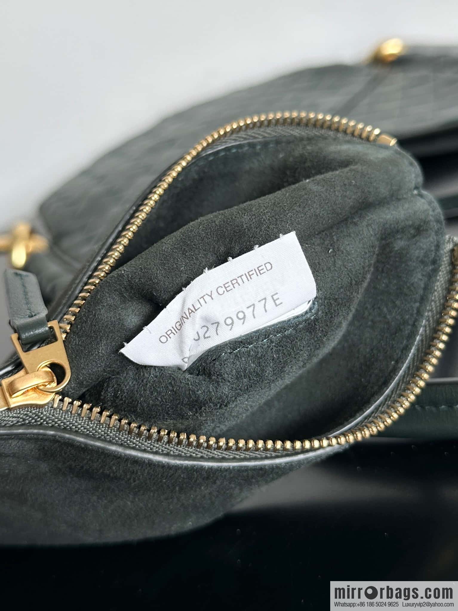 #BottegaVeneta, Yang Mi's latest bag of the same Solstice Shoulder Ba model number: 740898 small dark green