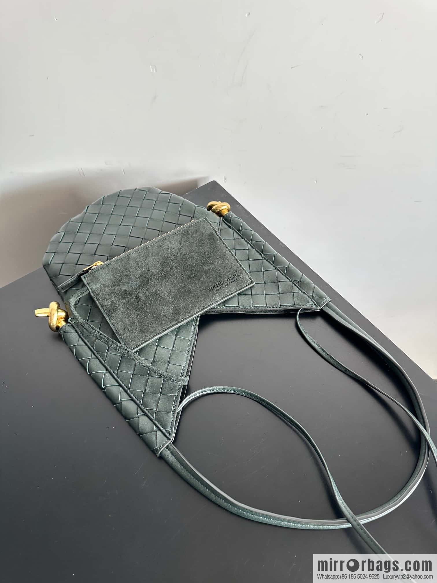#BottegaVeneta, Yang Mi's latest bag of the same Solstice Shoulder Ba model number: 740898 small dark green