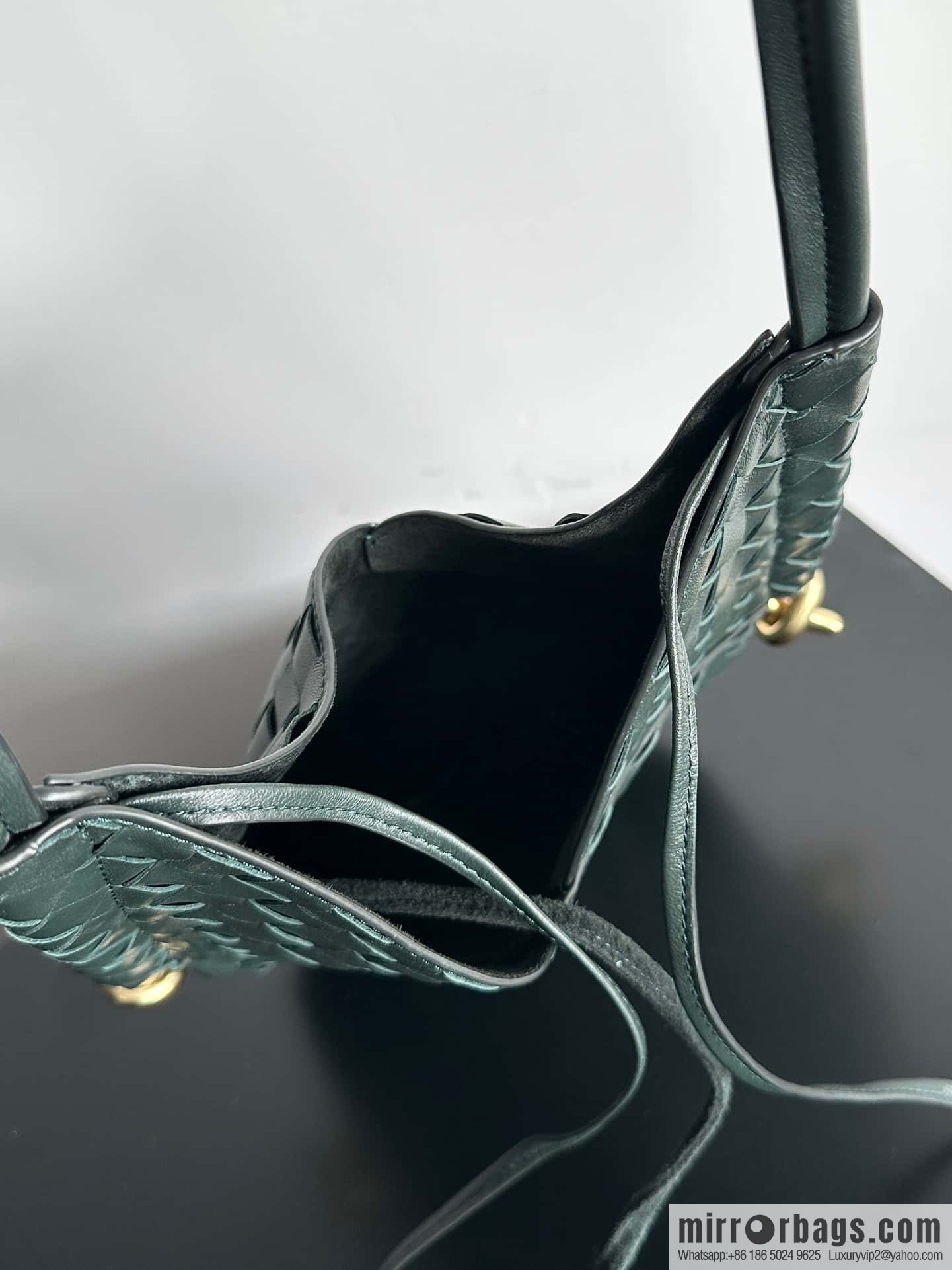 #BottegaVeneta, Yang Mi's latest bag of the same Solstice Shoulder Ba model number: 740898 small dark green