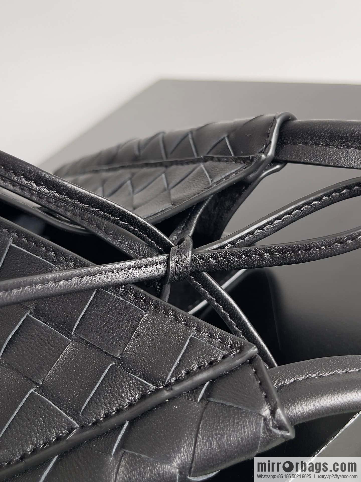 #BottegaVeneta, Yang Mi's latest bag of the same Solstice Shoulder Ba model number: 740898 small black