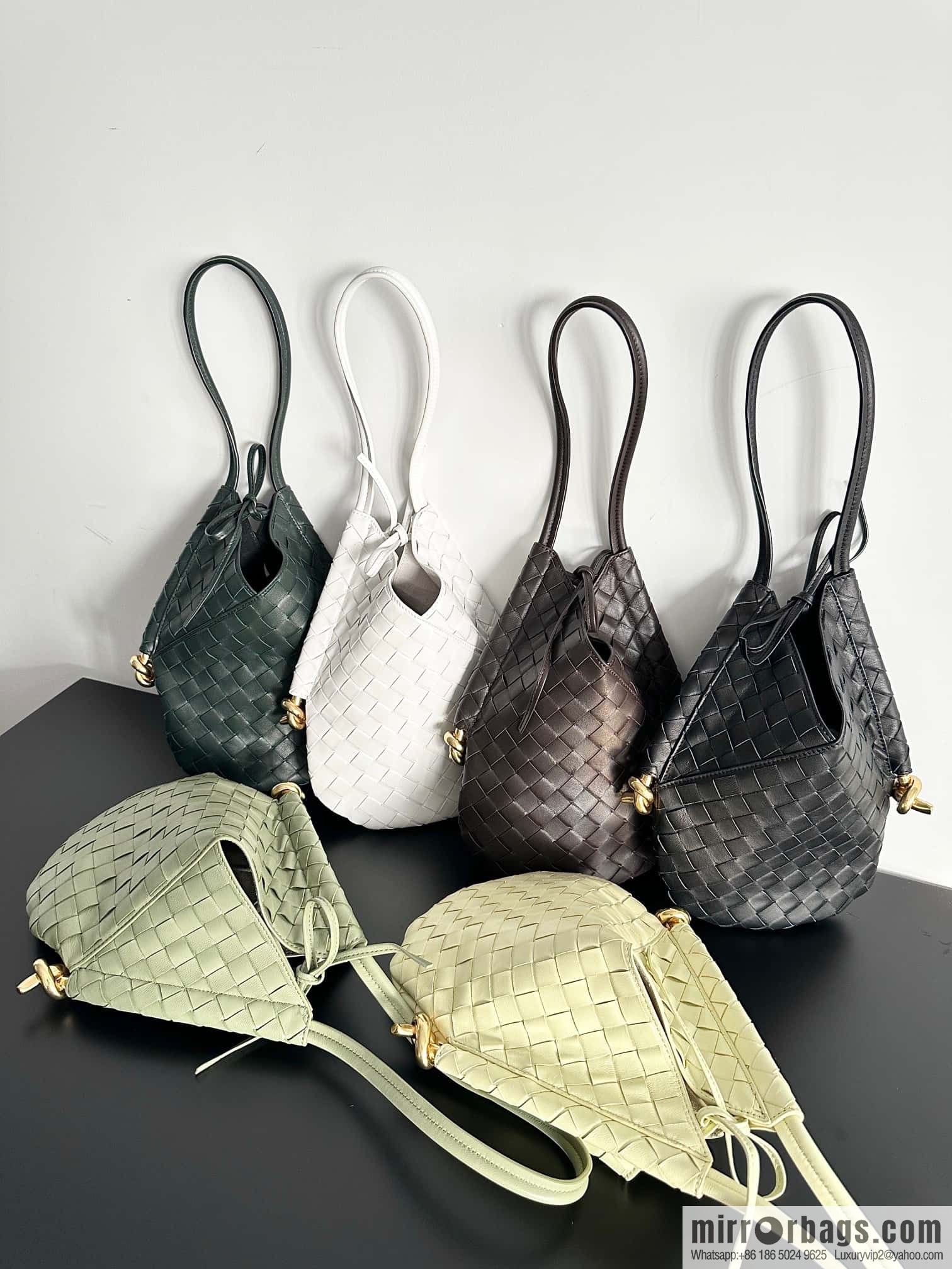 #BottegaVeneta, Yang Mi's latest bag of the same Solstice Shoulder Ba model number: 740898 small dark green