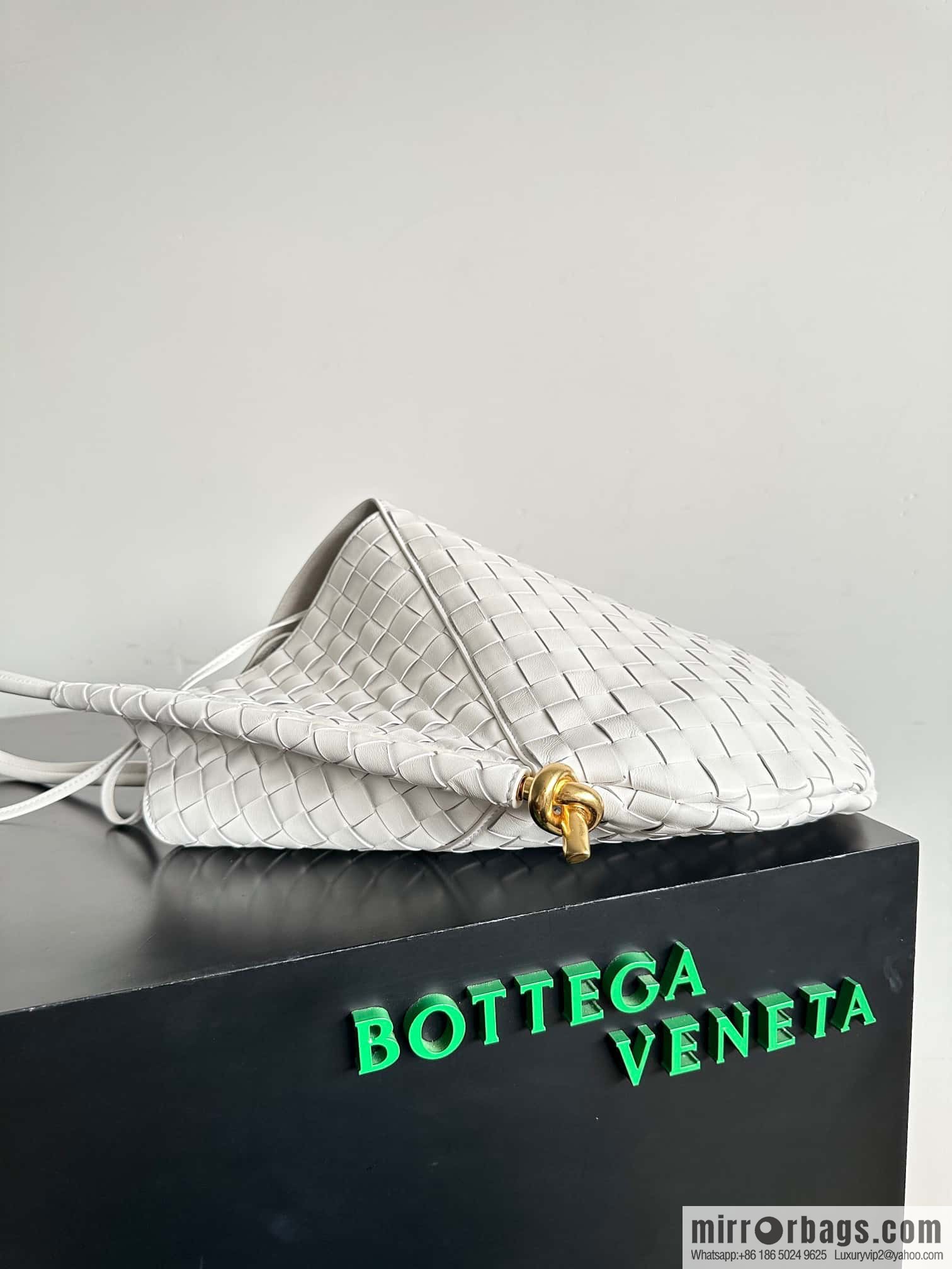 #BottegaVeneta, Yang Mi's latest bag type of the same Solstice Shoulder Ba, model number: 740990 large white