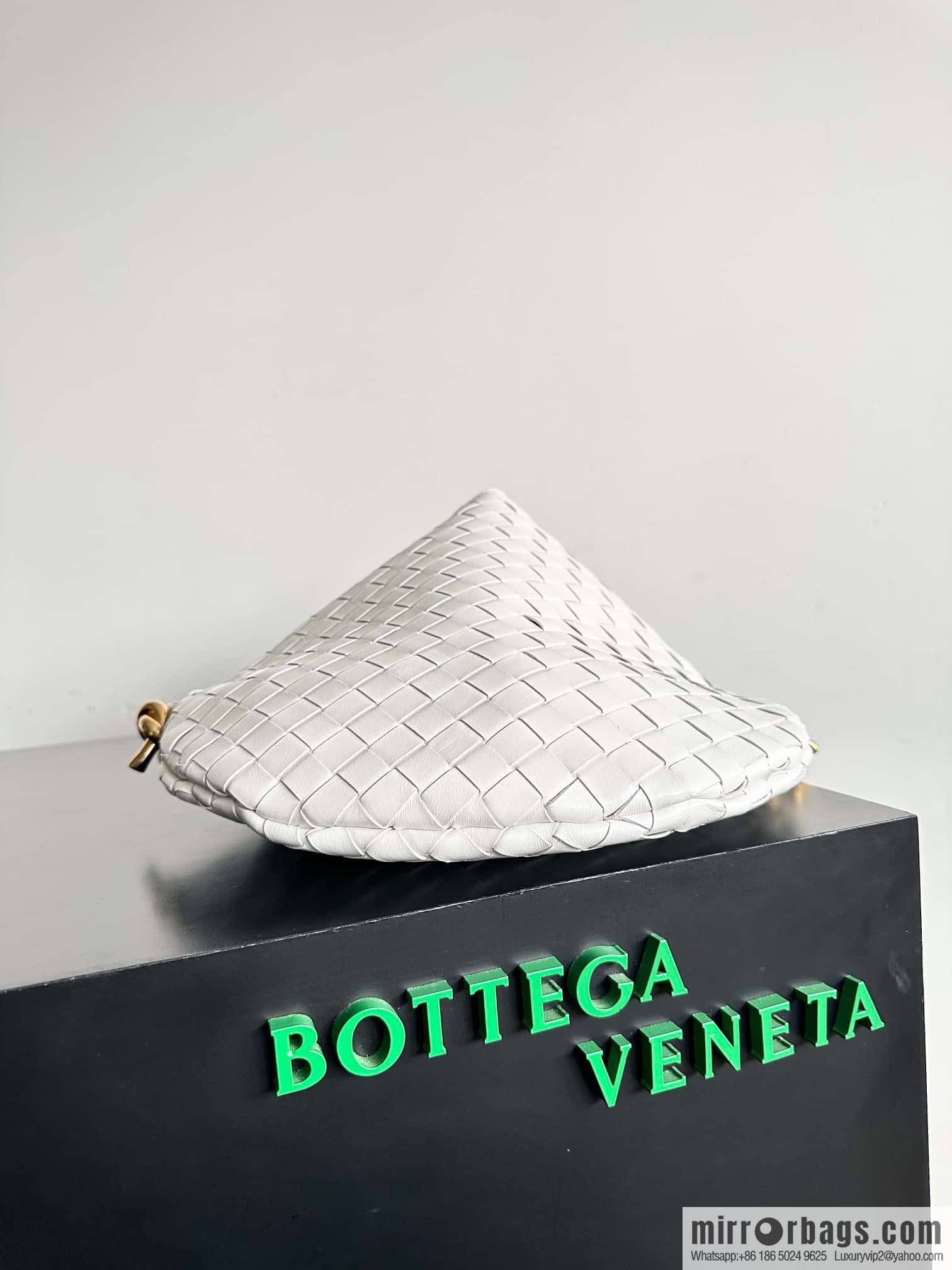 #BottegaVeneta, Yang Mi's latest bag type of the same Solstice Shoulder Ba, model number: 740990 large white