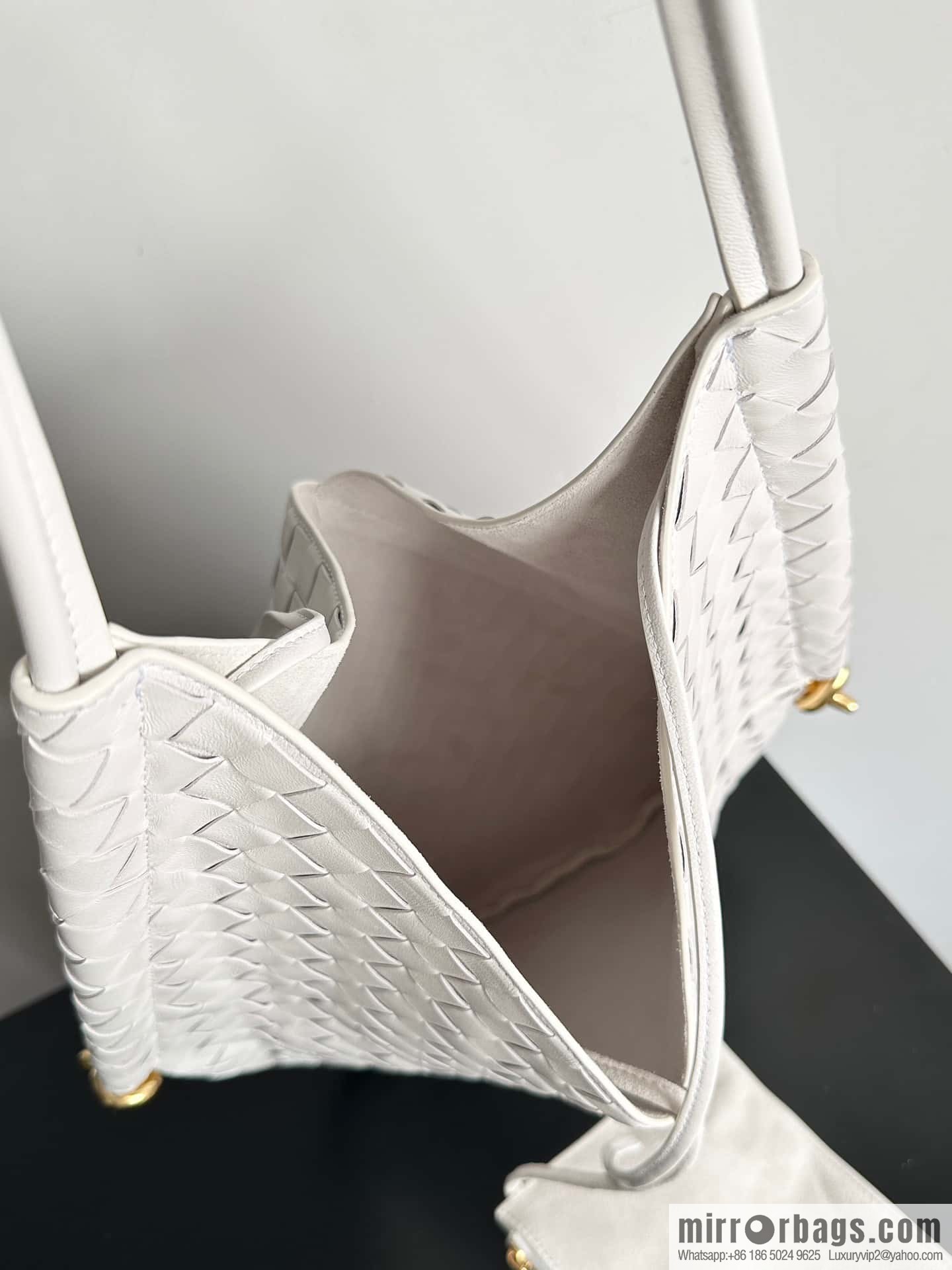 #BottegaVeneta, Yang Mi's latest bag type of the same Solstice Shoulder Ba, model number: 740990 large white