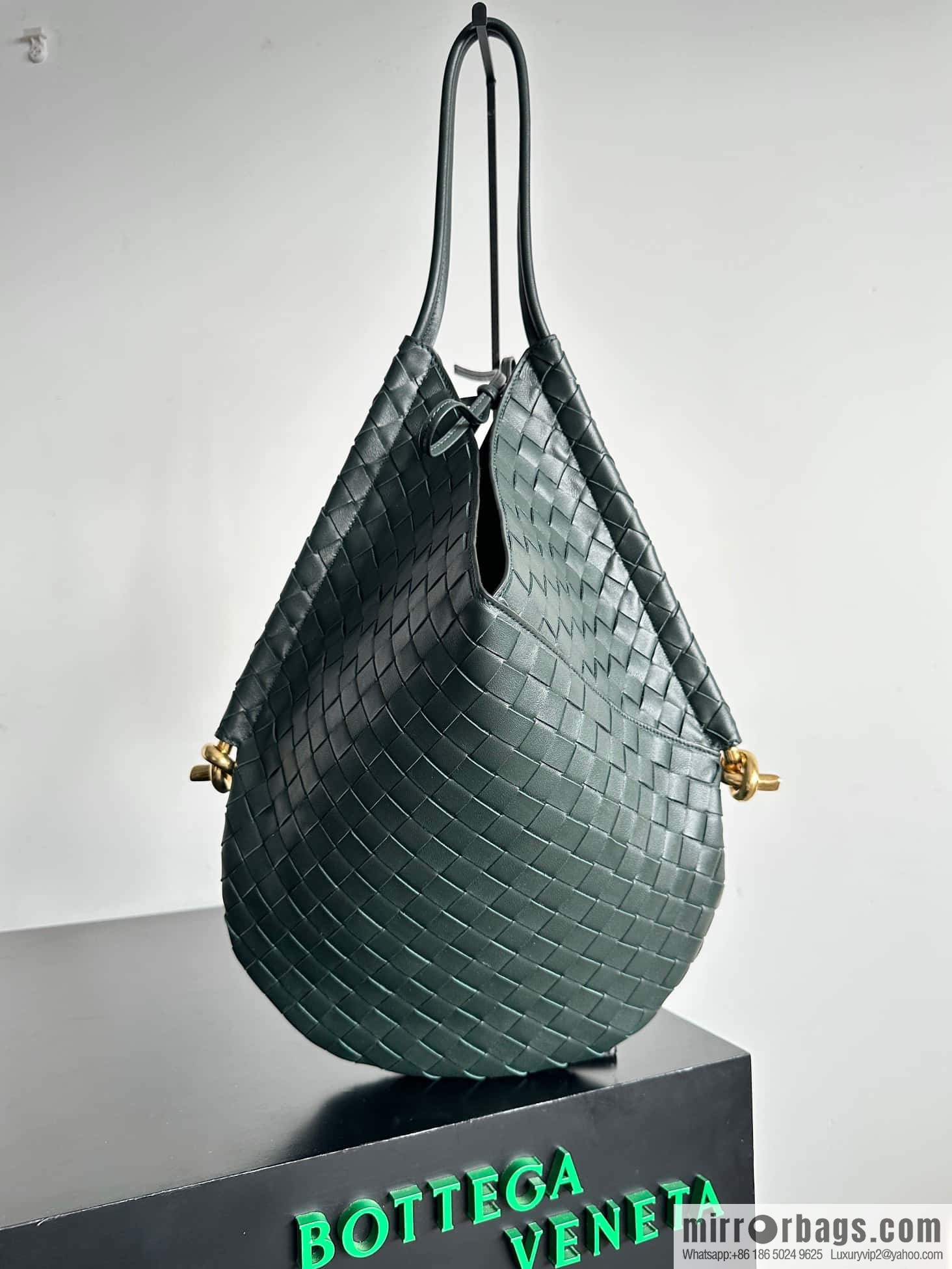 #BottegaVeneta, Yang Mi's latest bag type of the same Solstice Shoulder Ba, model number: 740990 large dark green.
