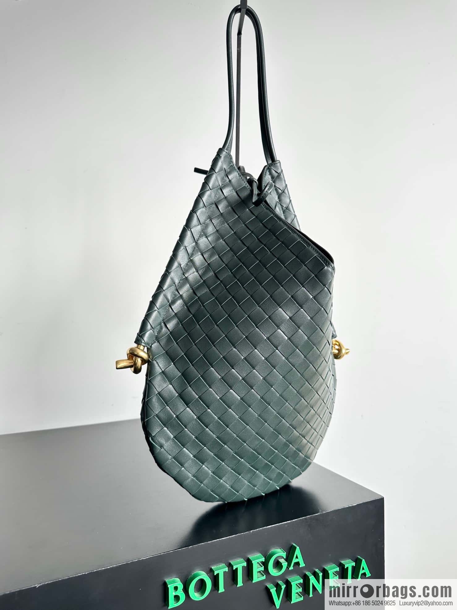 #BottegaVeneta, Yang Mi's latest bag type of the same Solstice Shoulder Ba, model number: 740990 large dark green.