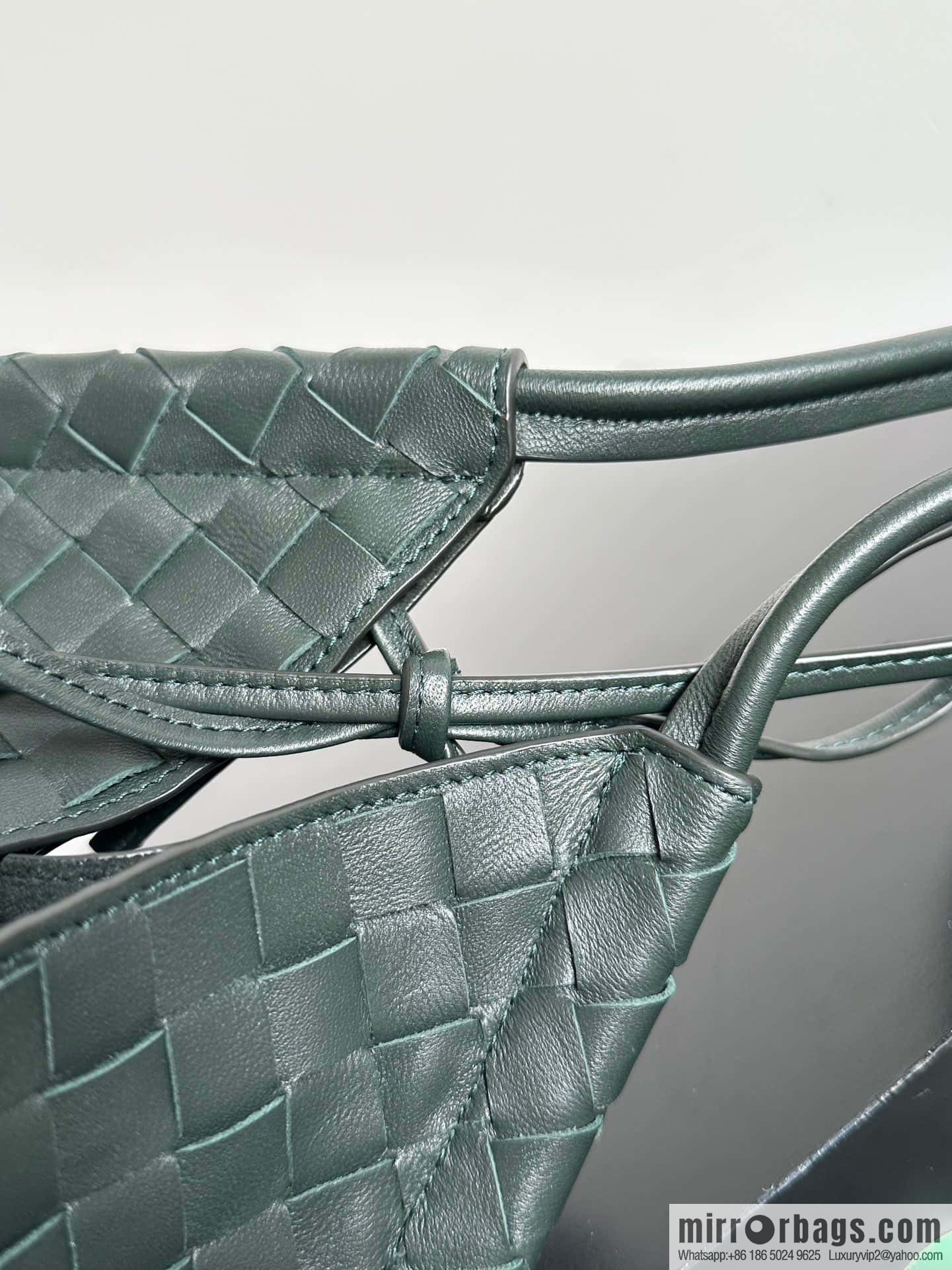 #BottegaVeneta, Yang Mi's latest bag type of the same Solstice Shoulder Ba, model number: 740990 large dark green.