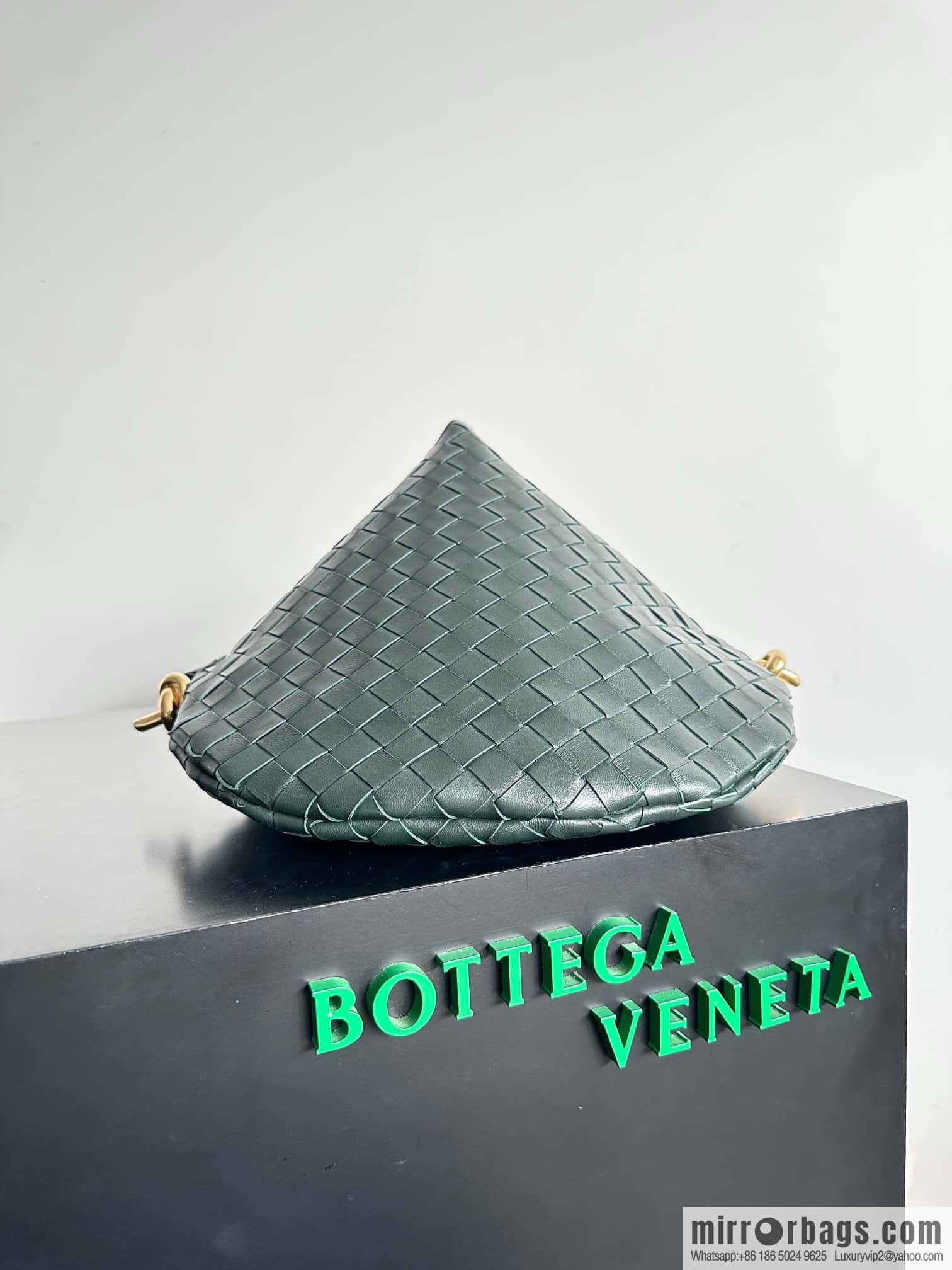 #BottegaVeneta, Yang Mi's latest bag type of the same Solstice Shoulder Ba, model number: 740990 large dark green.