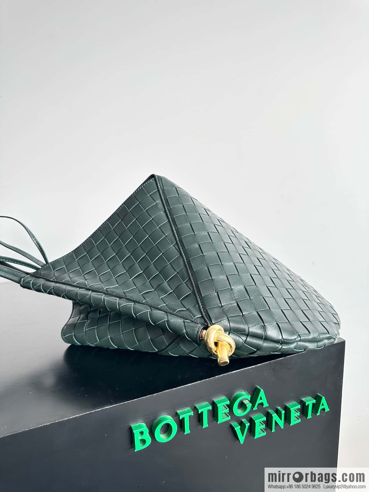 #BottegaVeneta, Yang Mi's latest bag type of the same Solstice Shoulder Ba, model number: 740990 large dark green.