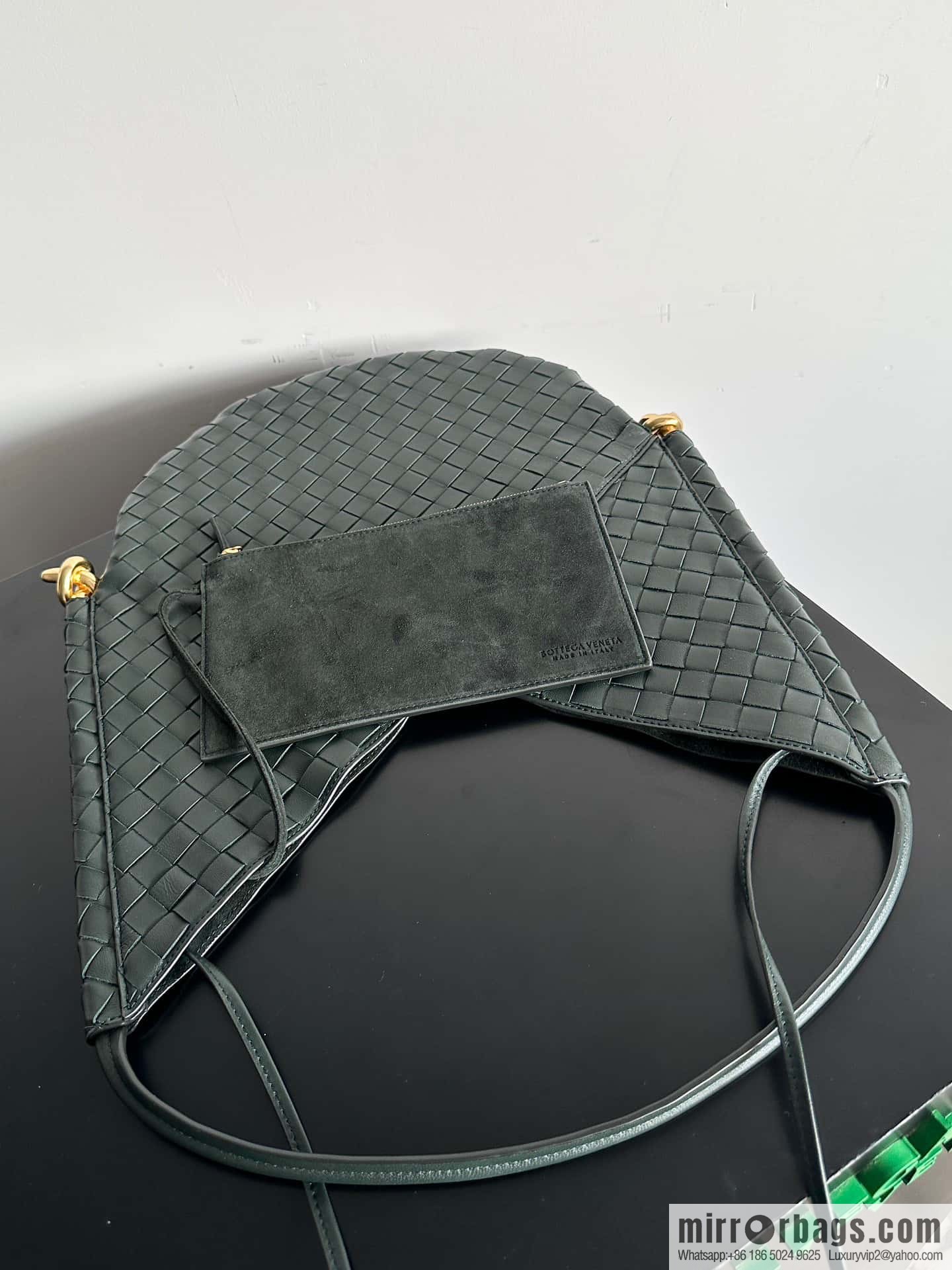 #BottegaVeneta, Yang Mi's latest bag type of the same Solstice Shoulder Ba, model number: 740990 large dark green.