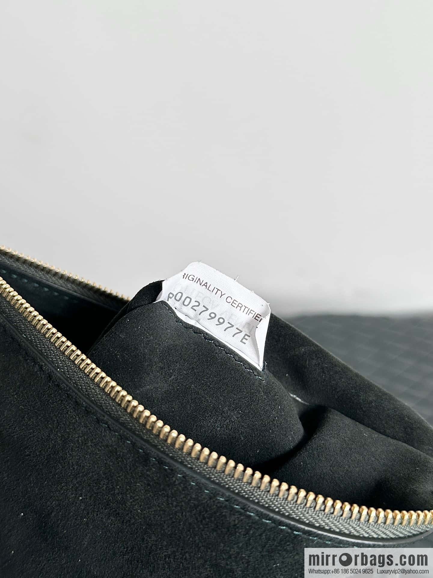 #BottegaVeneta, Yang Mi's latest bag type of the same Solstice Shoulder Ba, model number: 740990 large dark green.