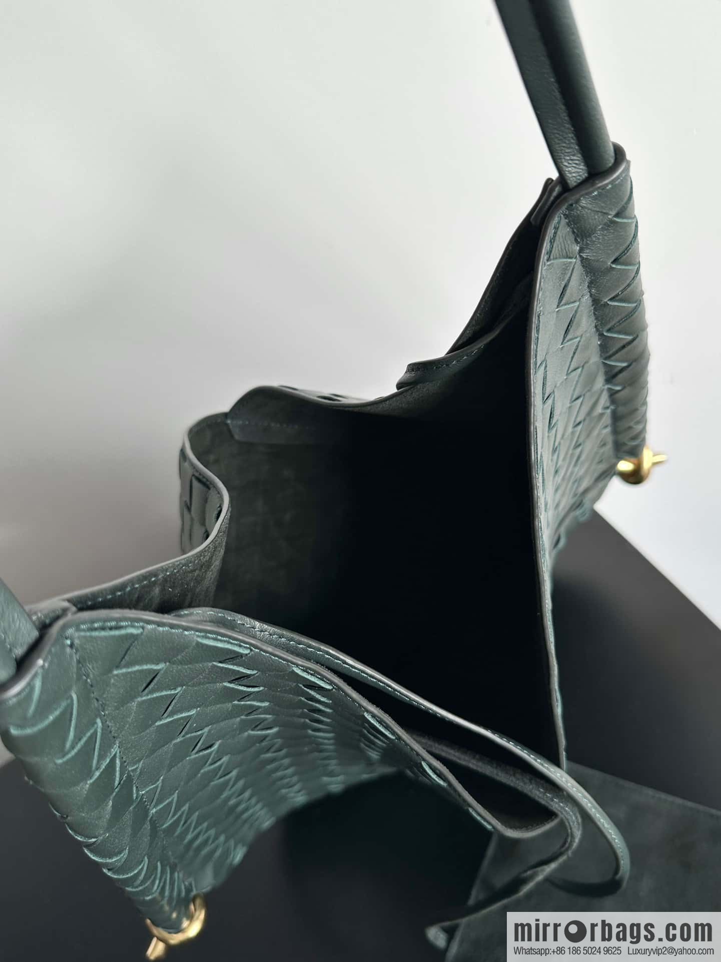 #BottegaVeneta, Yang Mi's latest bag type of the same Solstice Shoulder Ba, model number: 740990 large dark green.