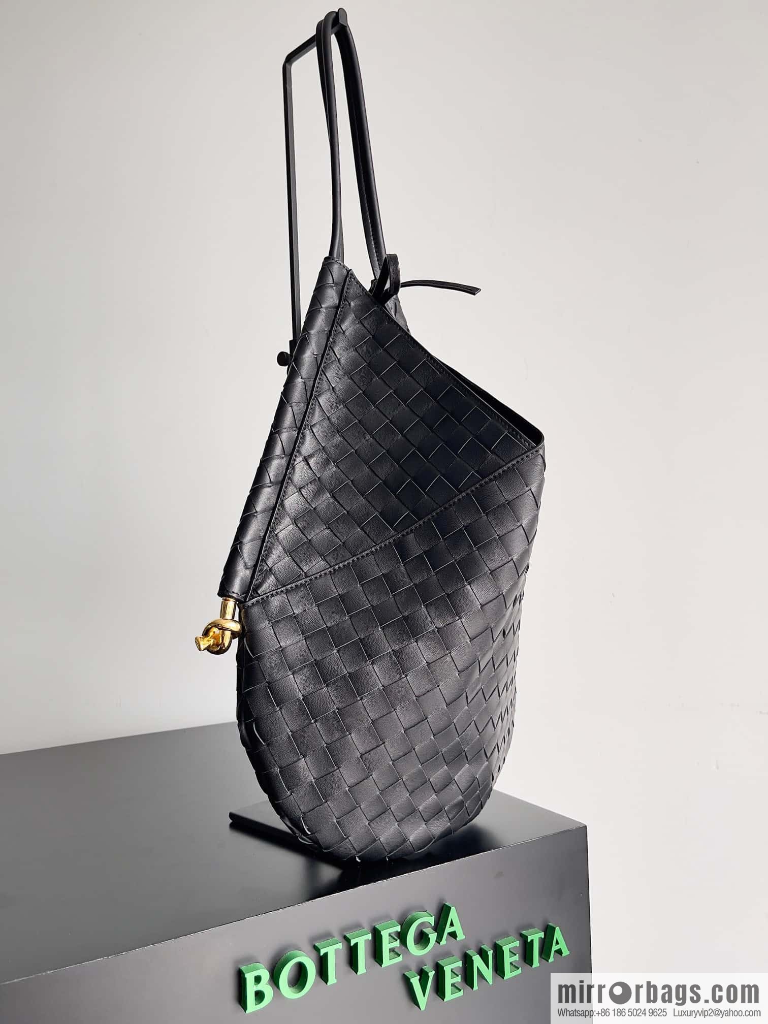 #BottegaVeneta, Yang Mi's latest bag type of the same Solstice Shoulder Ba, model number: 740990 large black