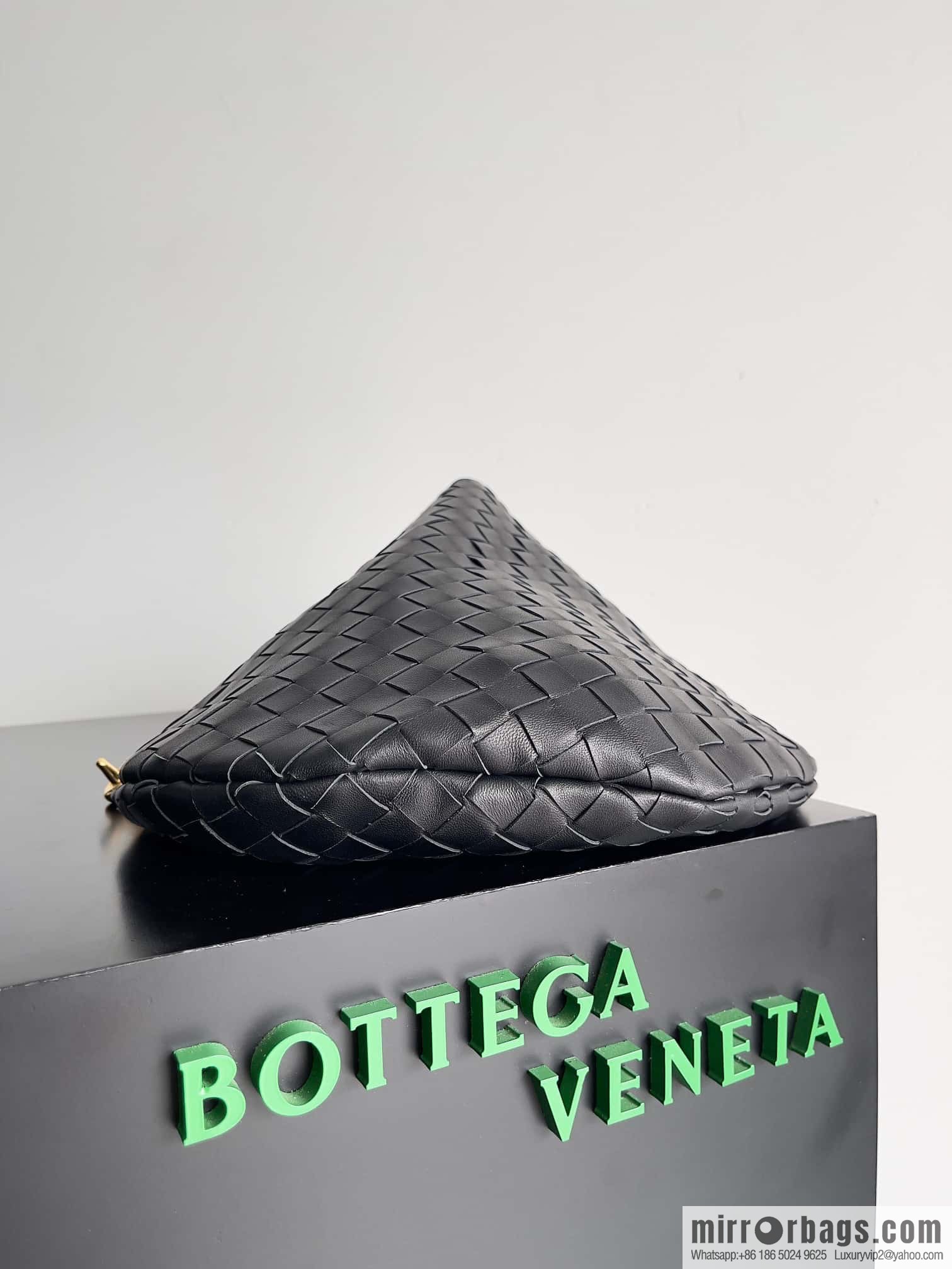 #BottegaVeneta, Yang Mi's latest bag type of the same Solstice Shoulder Ba, model number: 740990 large black