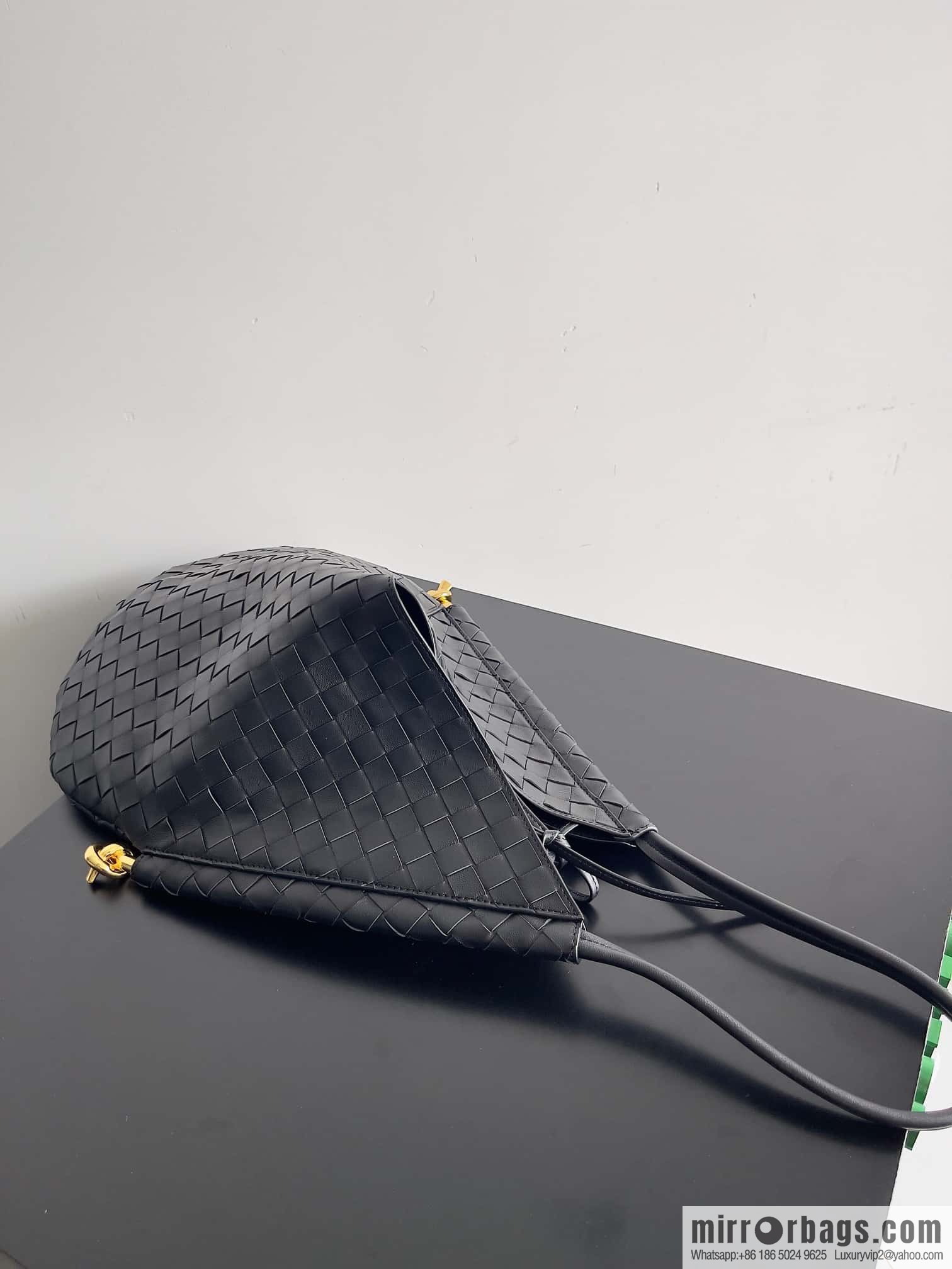 #BottegaVeneta, Yang Mi's latest bag type of the same Solstice Shoulder Ba, model number: 740990 large black