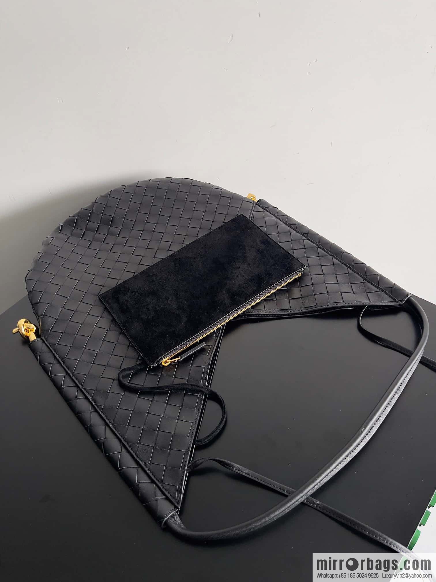 #BottegaVeneta, Yang Mi's latest bag type of the same Solstice Shoulder Ba, model number: 740990 large black