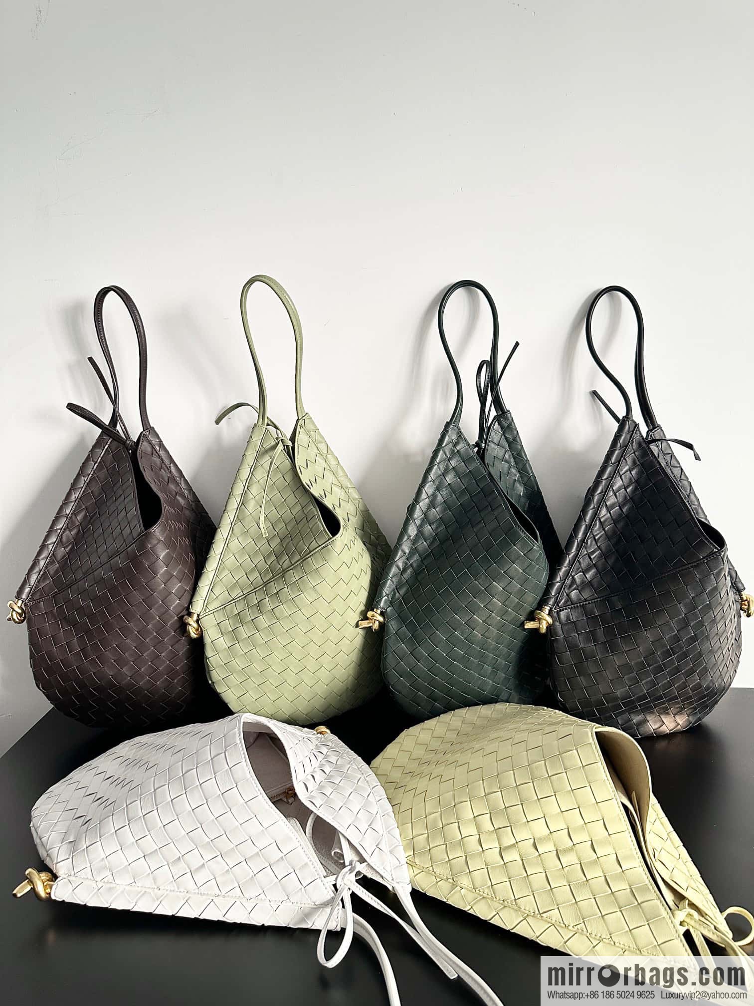 #BottegaVeneta, Yang Mi's latest bag type of the same Solstice Shoulder Ba, model number: 740990 large black