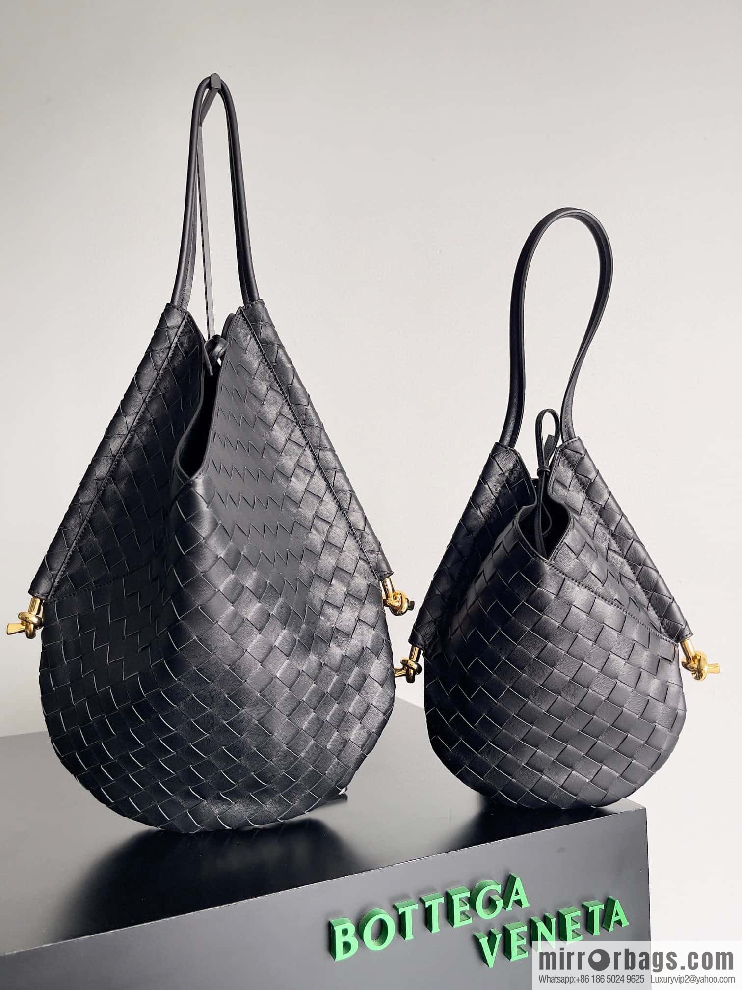 #BottegaVeneta, Yang Mi's latest bag type of the same Solstice Shoulder Ba, model number: 740990 large black