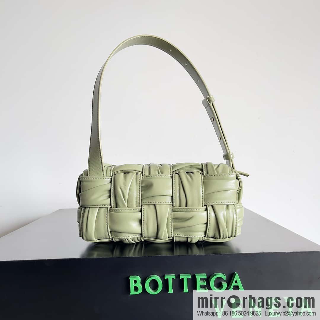BV new Bottega Veneta 2022 autumn and winter armpit bag, model number: 736233 travertine green