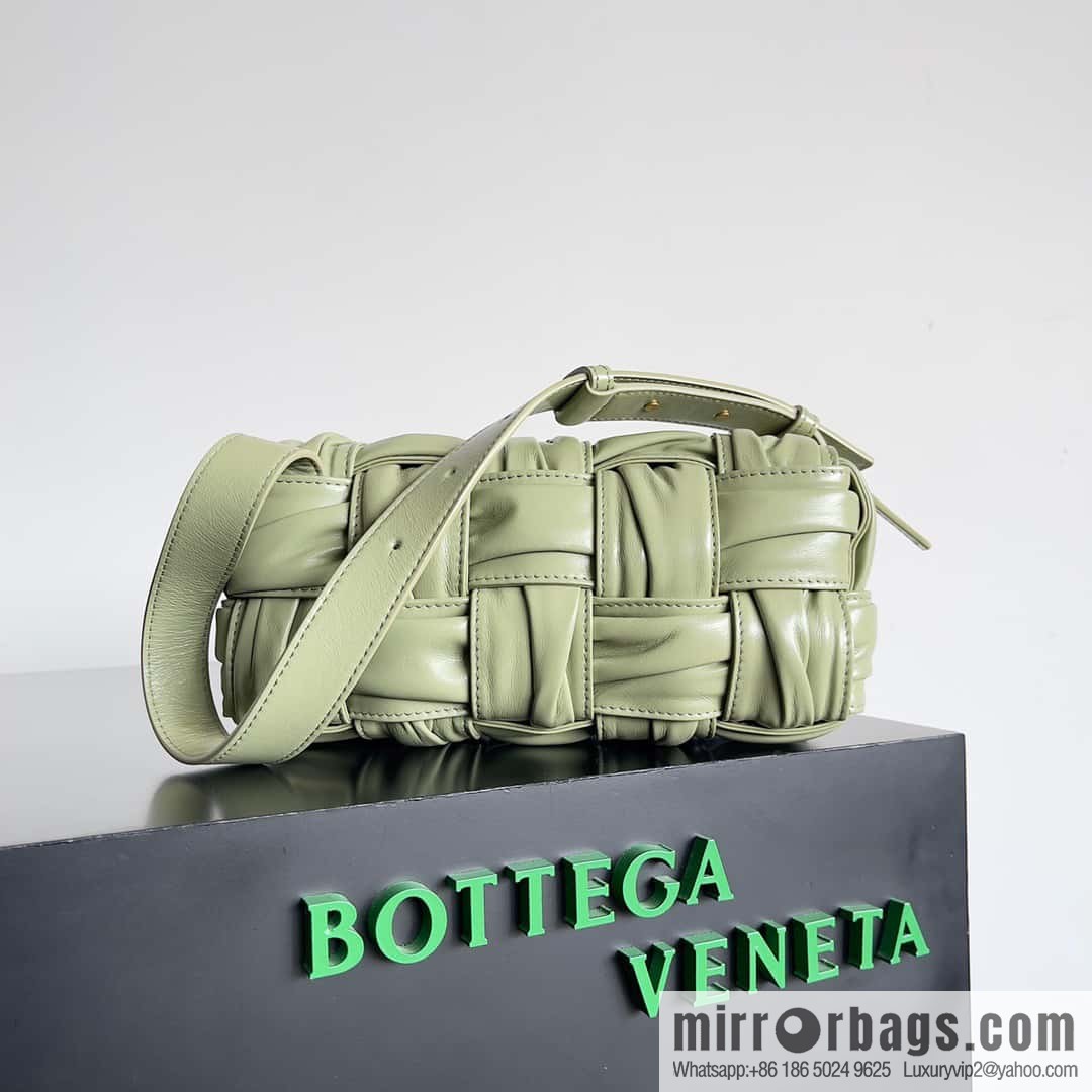 BV new Bottega Veneta 2022 autumn and winter armpit bag, model number: 736233 travertine green