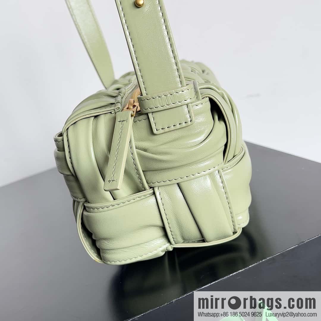 BV new Bottega Veneta 2022 autumn and winter armpit bag, model number: 736233 travertine green