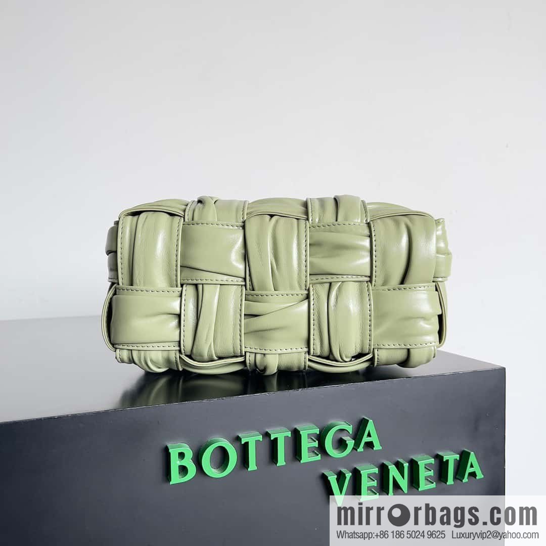 BV new Bottega Veneta 2022 autumn and winter armpit bag, model number: 736233 travertine green