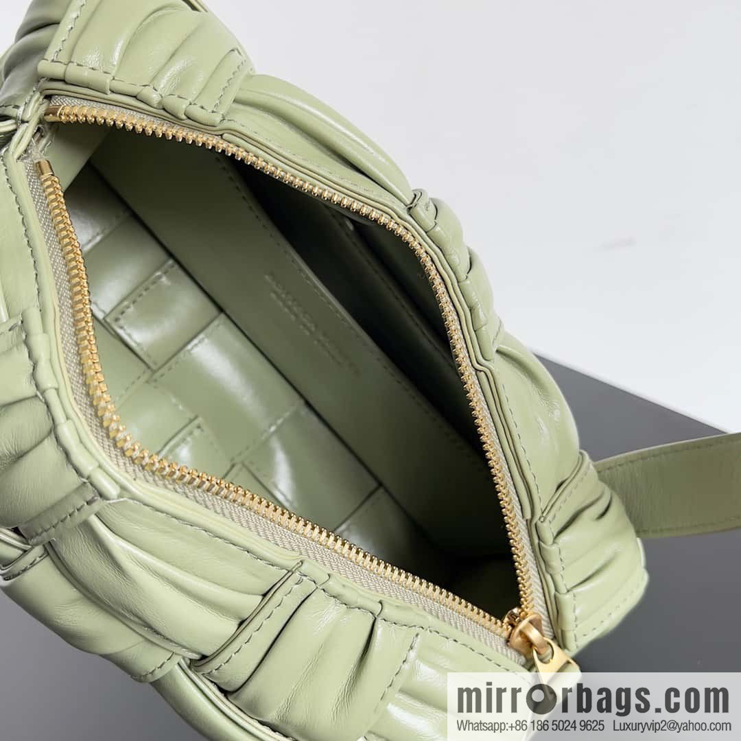 BV new Bottega Veneta 2022 autumn and winter armpit bag, model number: 736233 travertine green