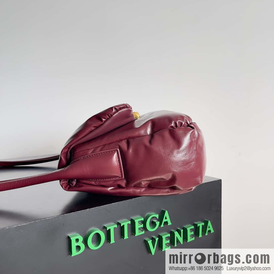 BV Pad handsome bag BOTTEGA VENETA bread model number: 717237 Bordeaux red