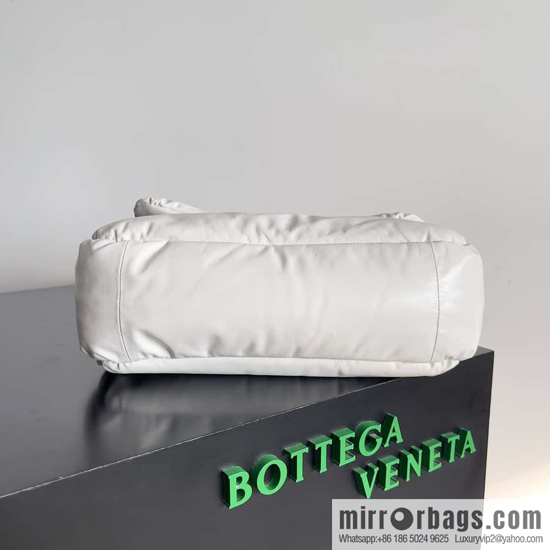 BV Pad handsome bag BOTTEGA VENETA bread model number: 717237 white
