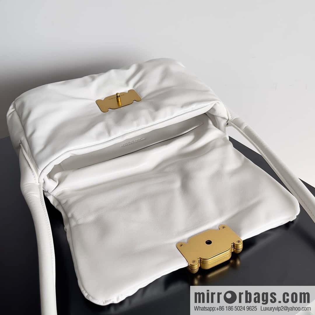 BV Pad handsome bag BOTTEGA VENETA bread model number: 717237 white