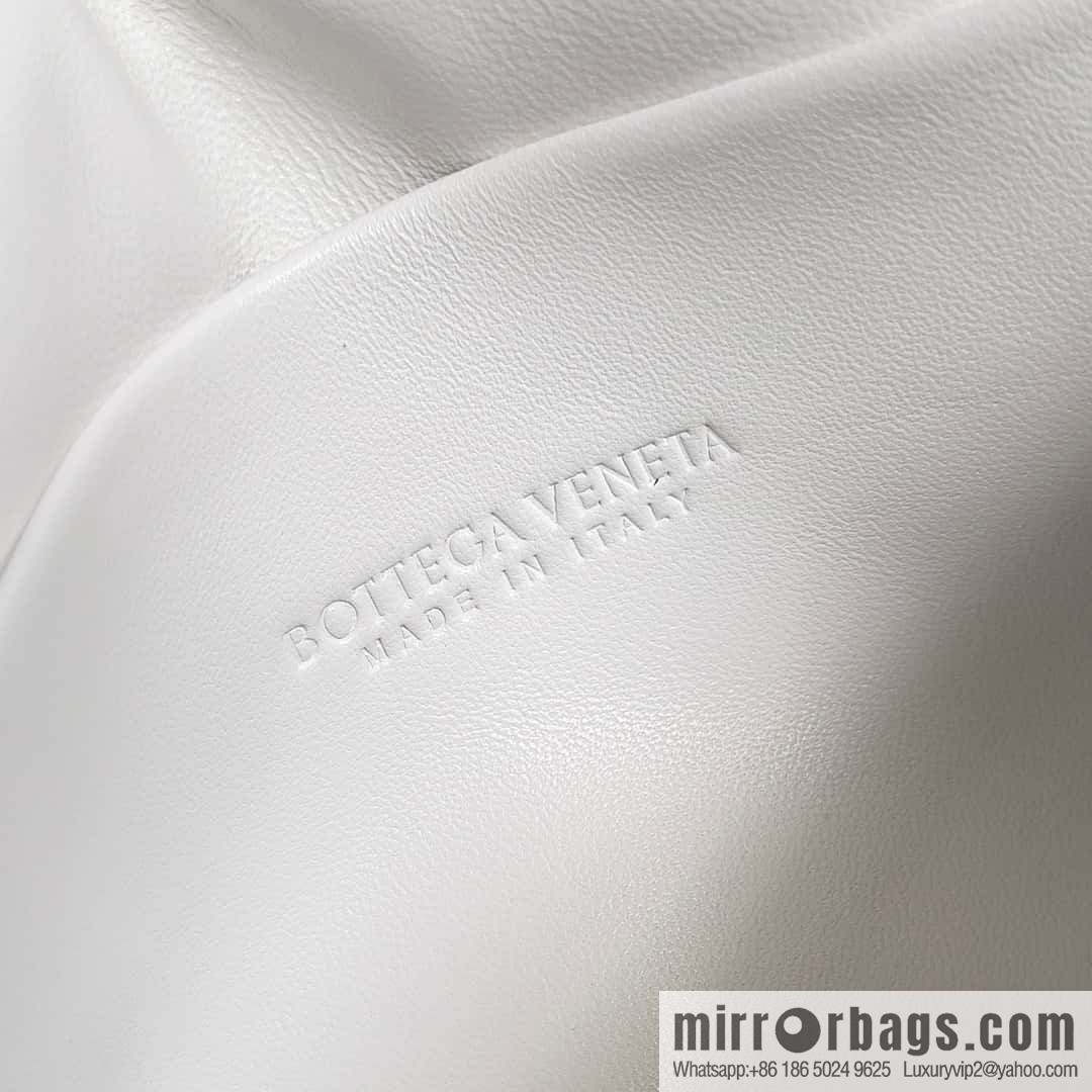 BV Pad handsome bag BOTTEGA VENETA bread model number: 717237 white