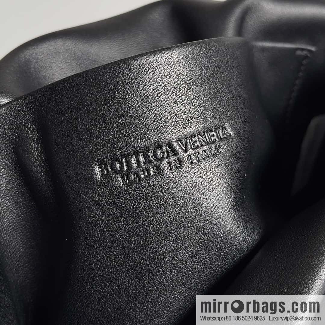 BV Pad handsome bag BOTTEGA VENETA bread model number: 717237 black