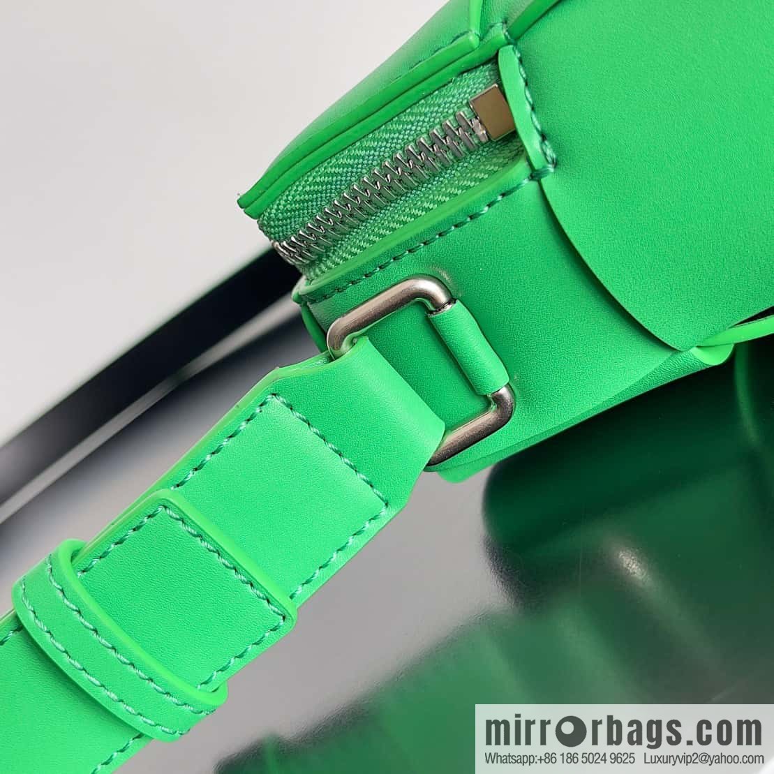 BV Men's Camera Bag BV Men's 2023 SS Pre Spring New Camera, Model Number: 730027 Parrot Green with black