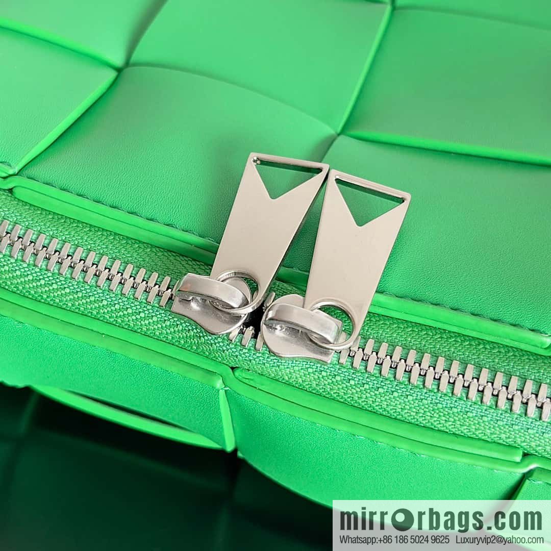 BV Men's Camera Bag BV Men's 2023 SS Pre Spring New Camera, Model Number: 730027 Parrot Green with black