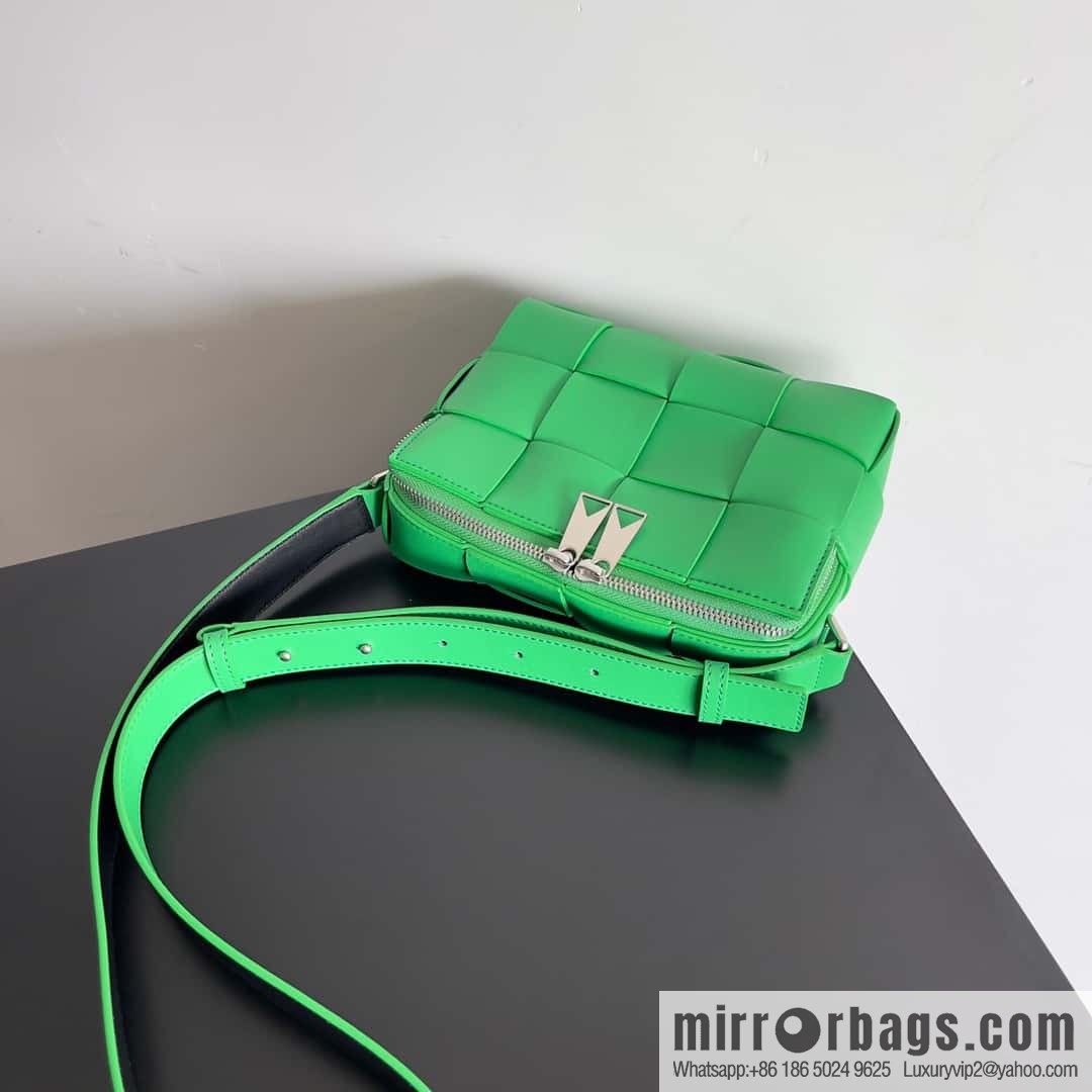 BV Men's Camera Bag BV Men's 2023 SS Pre Spring New Camera, Model Number: 730027 Parrot Green with black