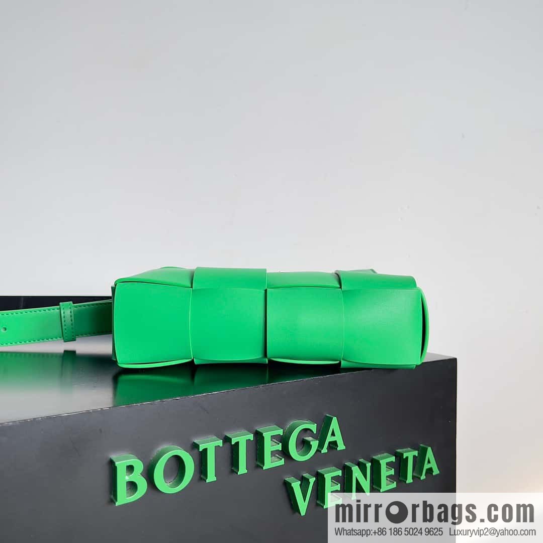 BV Men's Camera Bag BV Men's 2023 SS Pre Spring New Camera, Model Number: 730027 Parrot Green with black