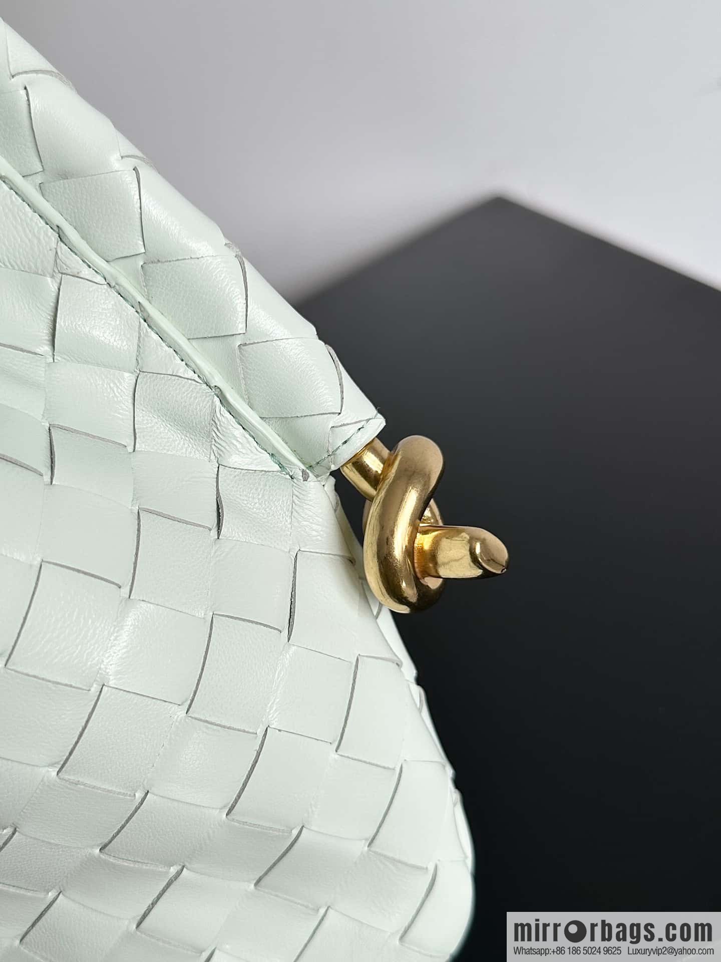 Bottega Veneta, Yang Mi's latest bag type of the same Solstice Shoulder Ba, model number: 740898 small ice blue.