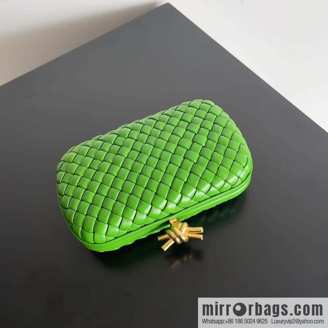 BottegaVeneta BV Knot | minaudiere: 717622 sheepskin green pepper