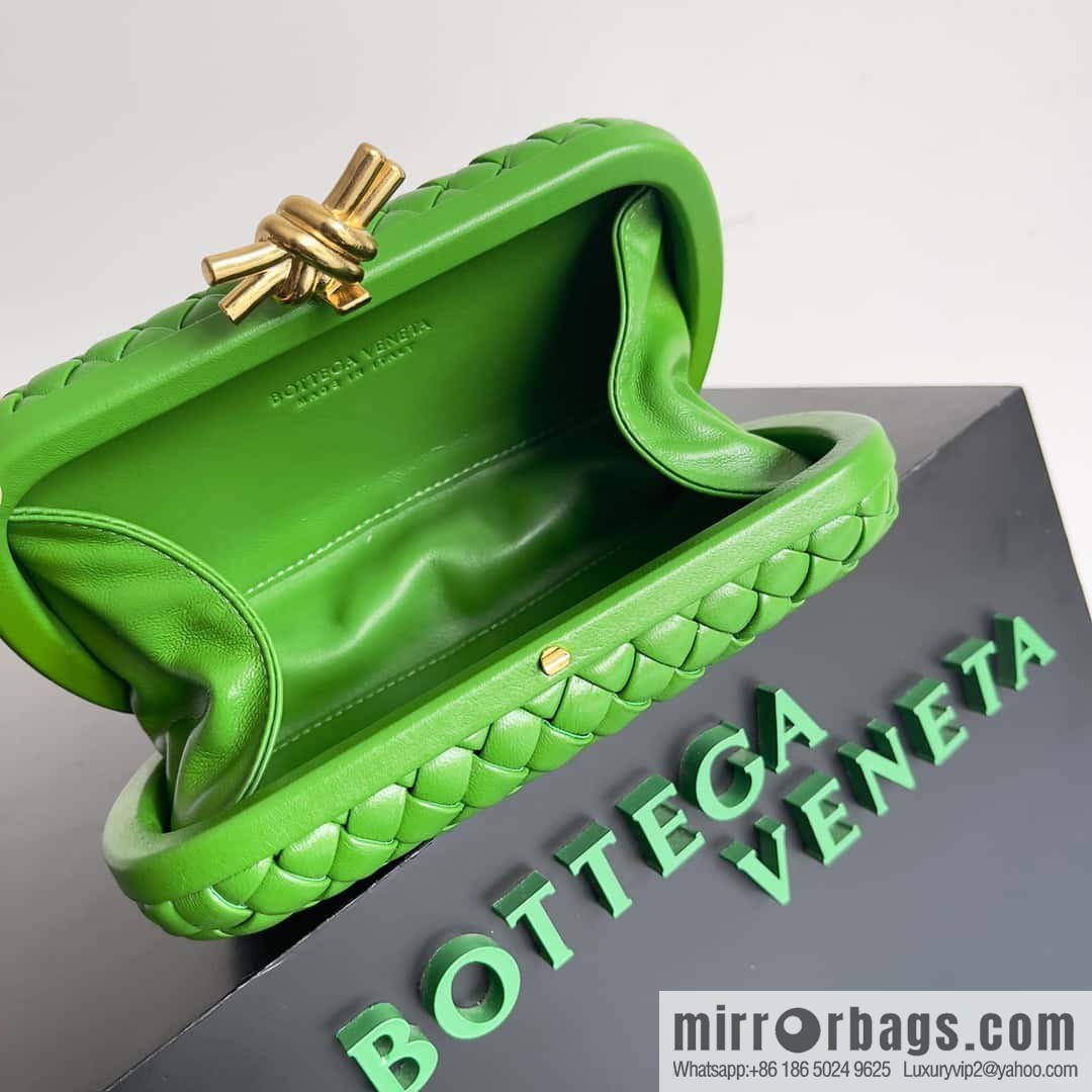 BottegaVeneta BV Knot | minaudiere: 717622 sheepskin green pepper