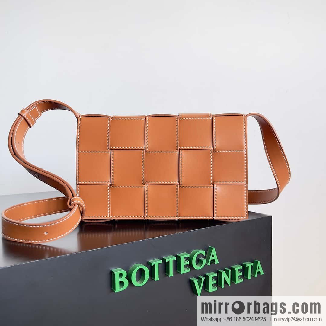 BV Bottega early autumn 2023 series Cassette new line decoration will leather (fabric) handbag, model number: 758105 brown wood color